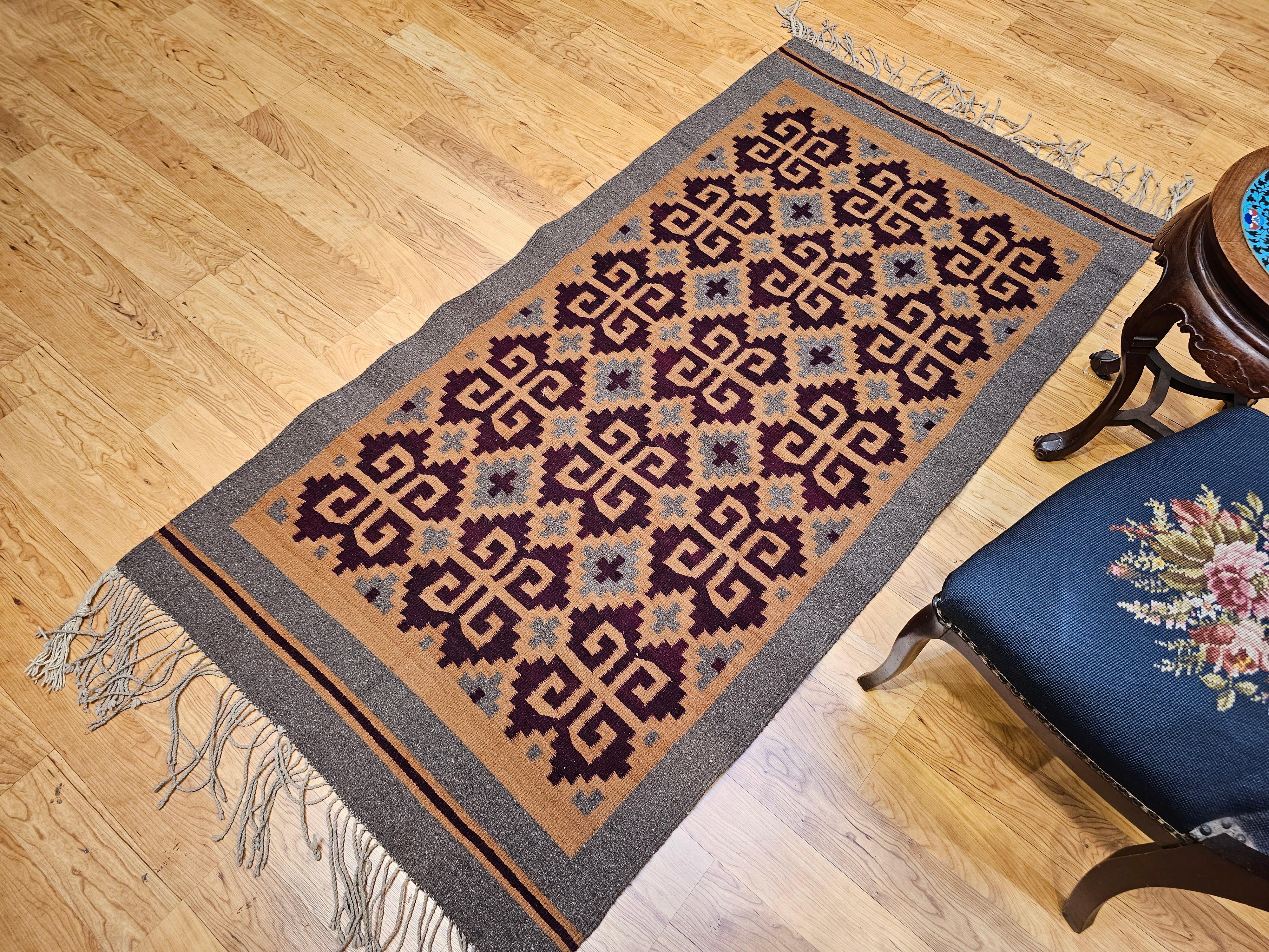 Vintage Native American Navajo Teppich in All-Over-Muster in Camel, Brown & Gray im Angebot 1