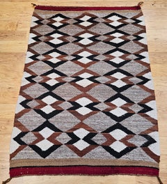 Tapis vintage Navajo à motifs de diamants en gris, ivoire, noir, Brown
