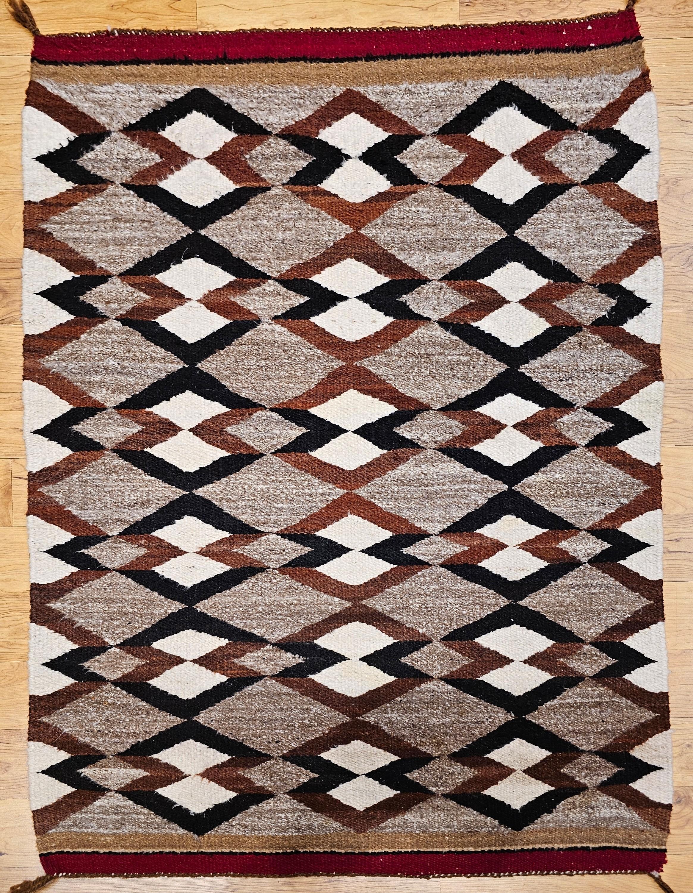 Tapis vintage Navajo à motifs de diamants en gris, ivoire, noir, Brown