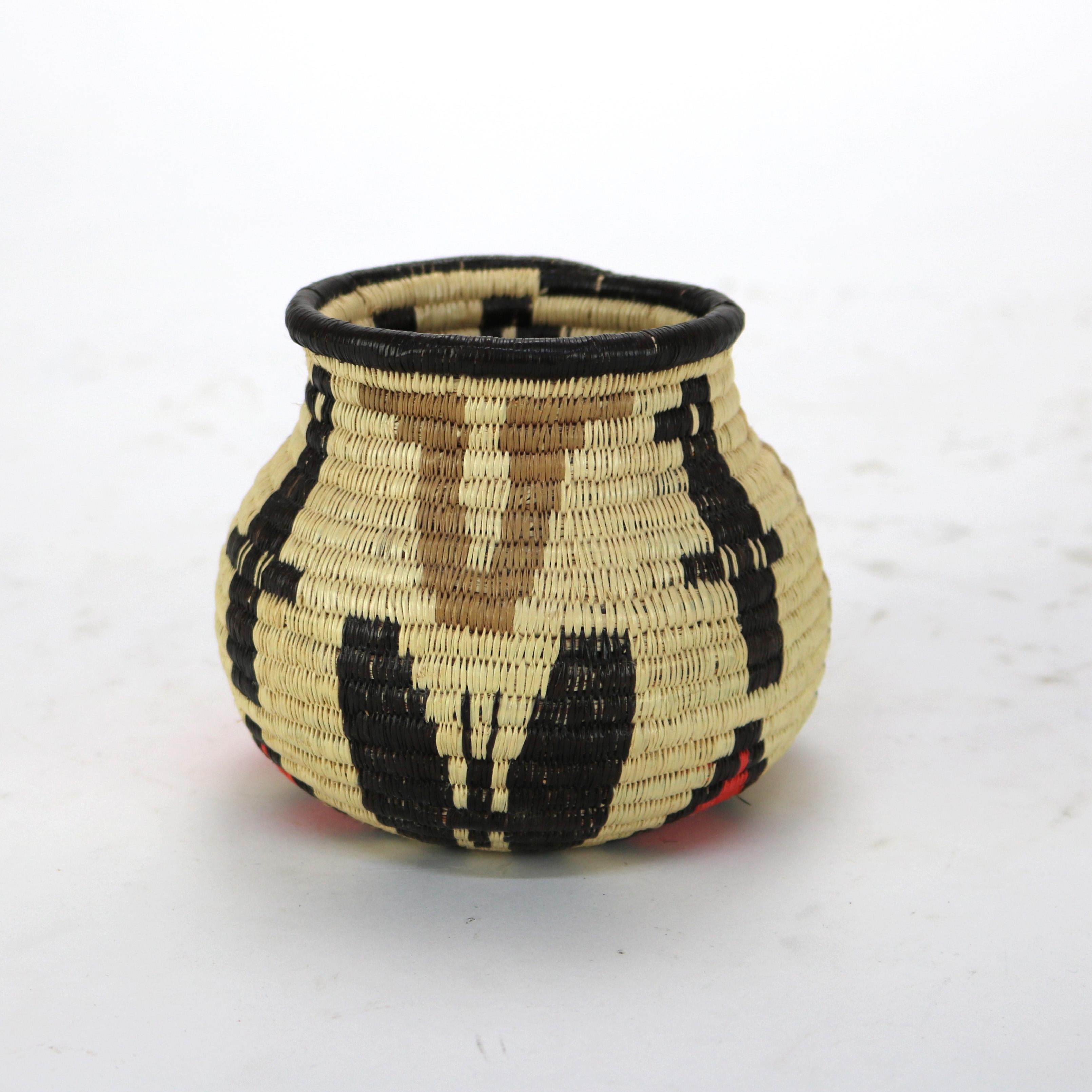 XX secolo Cesto di canne intrecciate nativo sudamericano Wounaan & Embera Figural 20thC in vendita