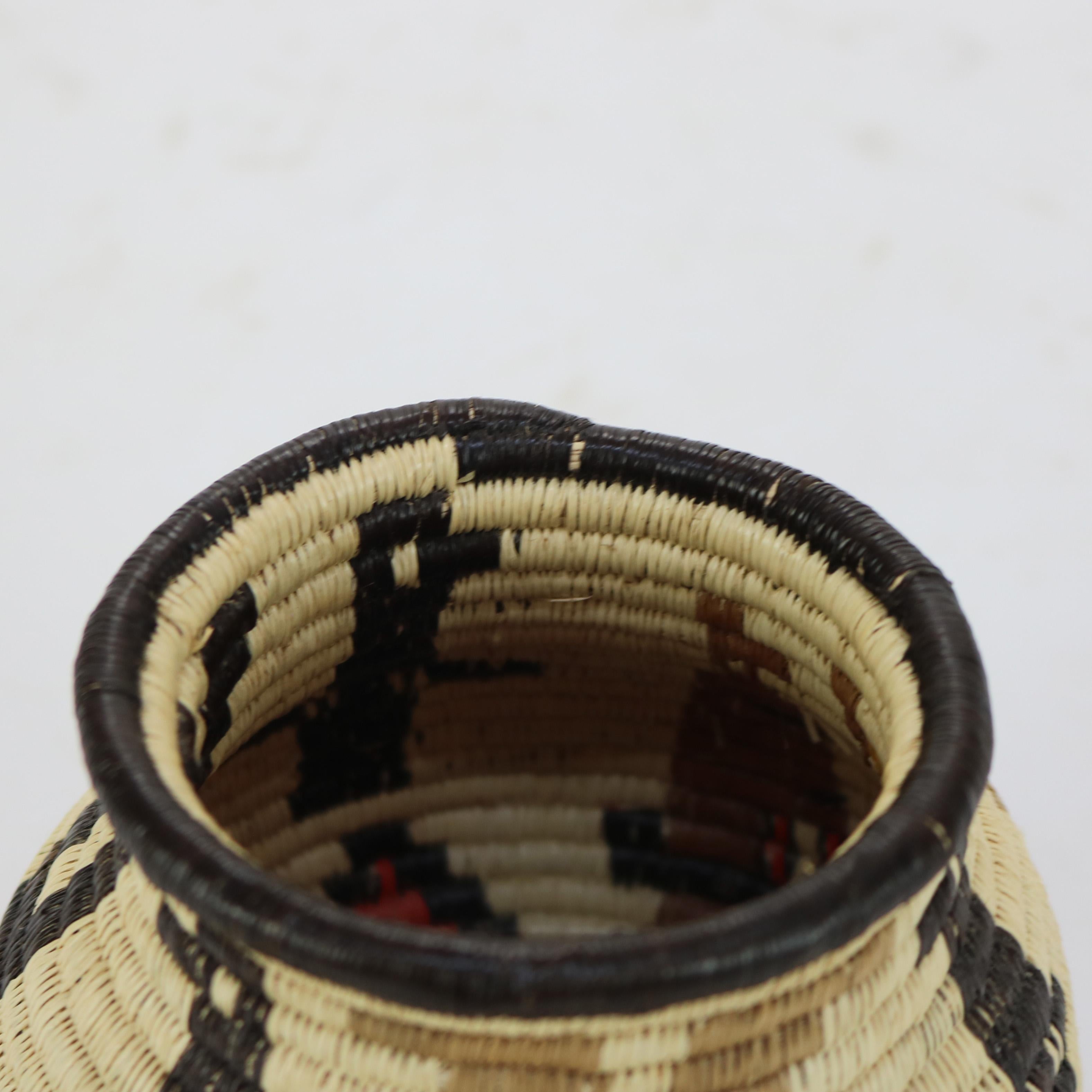 Cesto di canne intrecciate nativo sudamericano Wounaan & Embera Figural 20thC in vendita 1