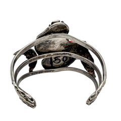 Bracelet manchette vintage amérindien en argent massif, orné de turquoise et de corail sculpté en motifs floraux