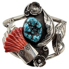 Bracelet manchette vintage amérindien en argent massif, orné de turquoise et de corail sculpté en motifs floraux