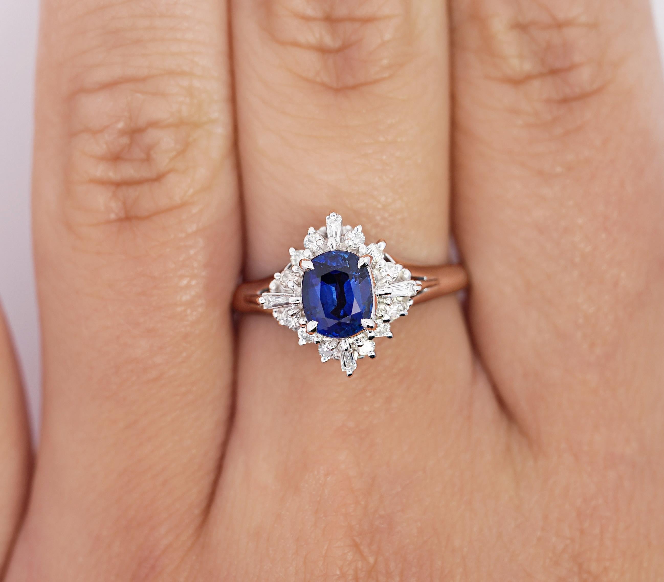 Anello Vintage con zaffiro blu e diamante in platino. 

Chiamato così per la sua forma simile al tutù di una ballerina, questo anello vintage con ballerina presenta una singola pietra centrale di zaffiro blu. Lo zaffiro pesa 1,19 carati ed è di
