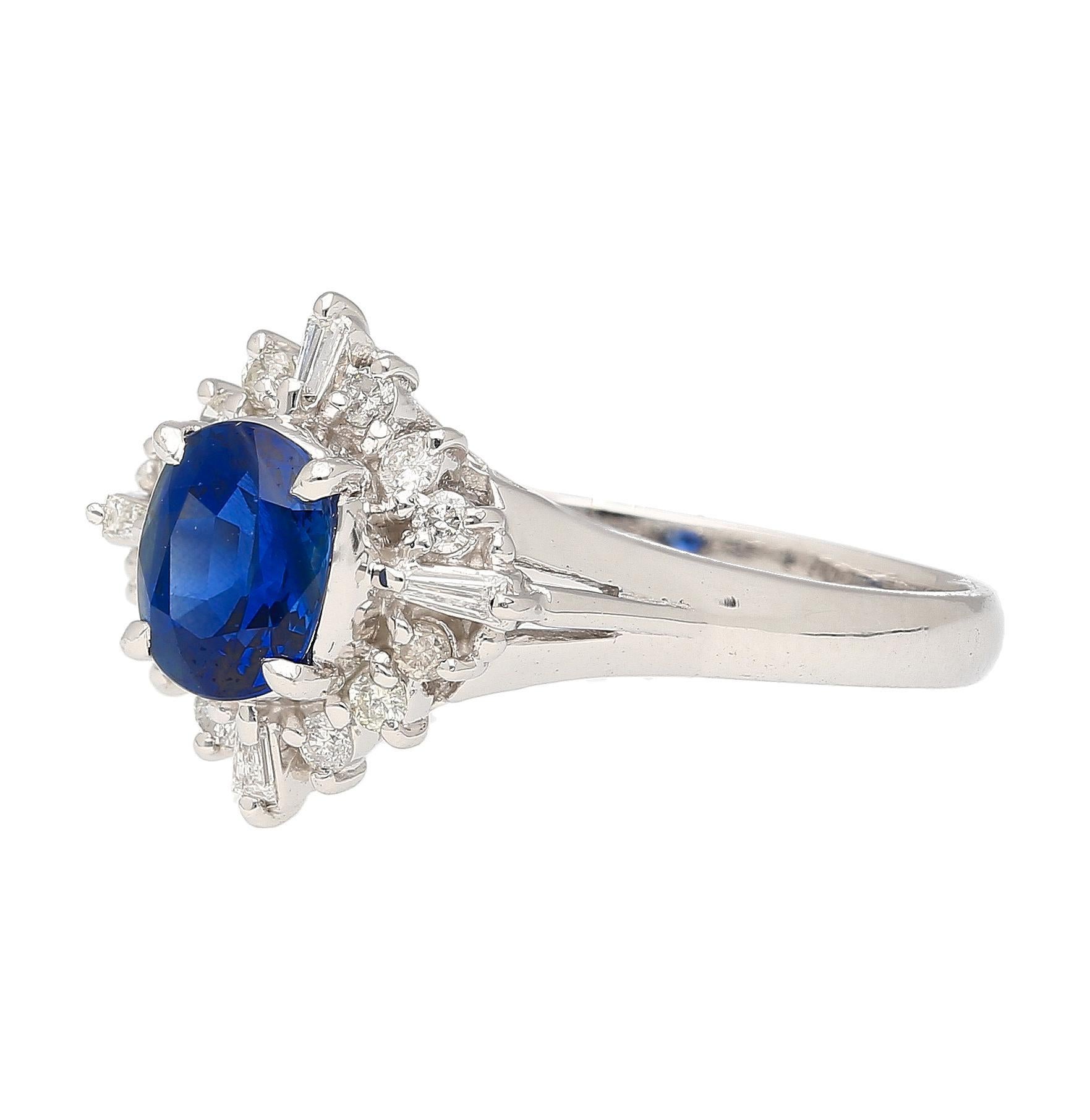 Taglio ovale Anello vintage in filigrana di platino con zaffiro blu e diamante da 1,19 carati naturali in vendita