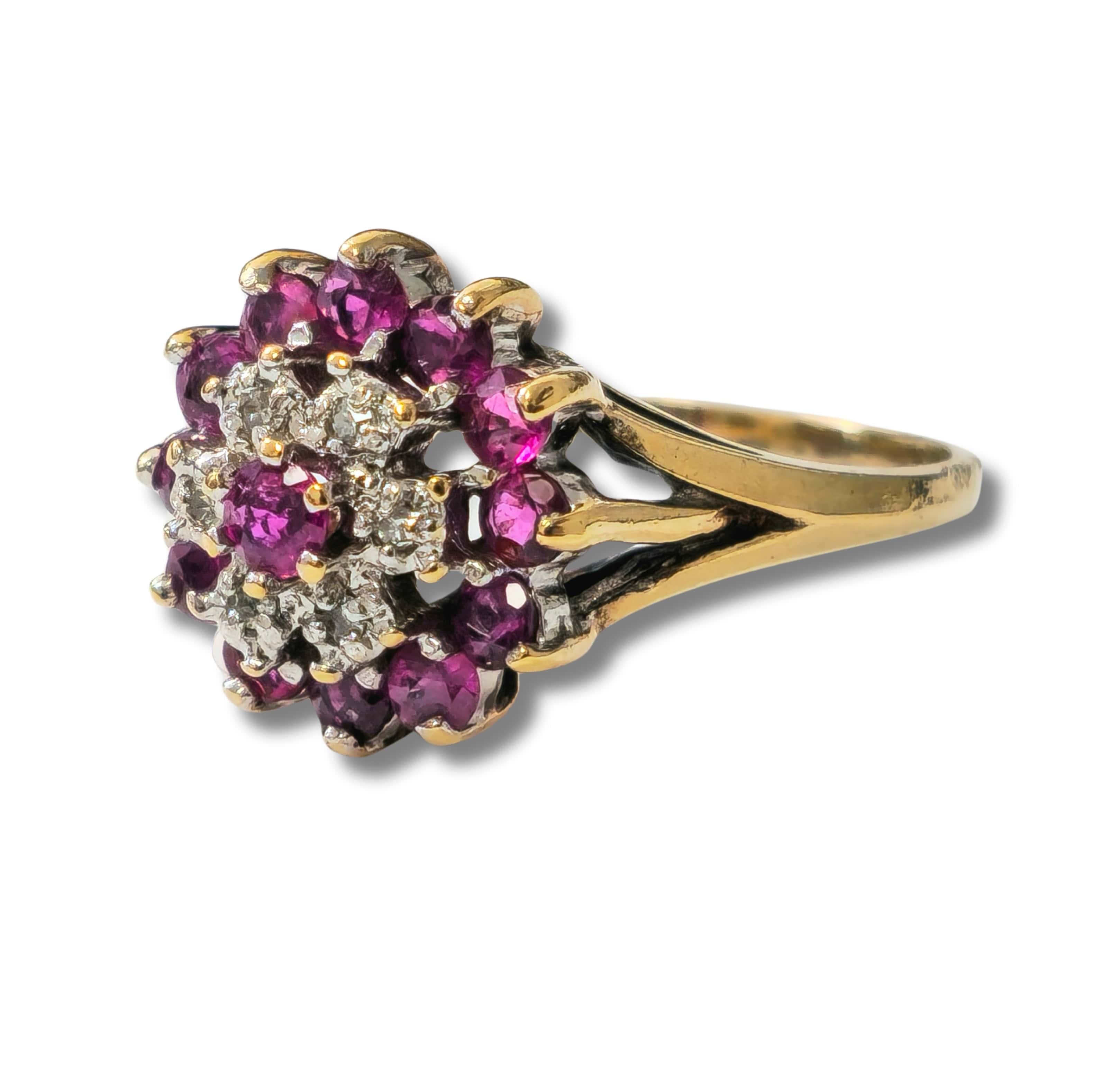 Abraza la elegancia atemporal con nuestro Anillo Vintage de Rubíes y Diamantes. Oro amarillo de 10k. Con un cautivador rubí redondo total de 1,20 quilates y acentuado por 0,12 quilates de diamantes de talla redonda, este anillo desprende