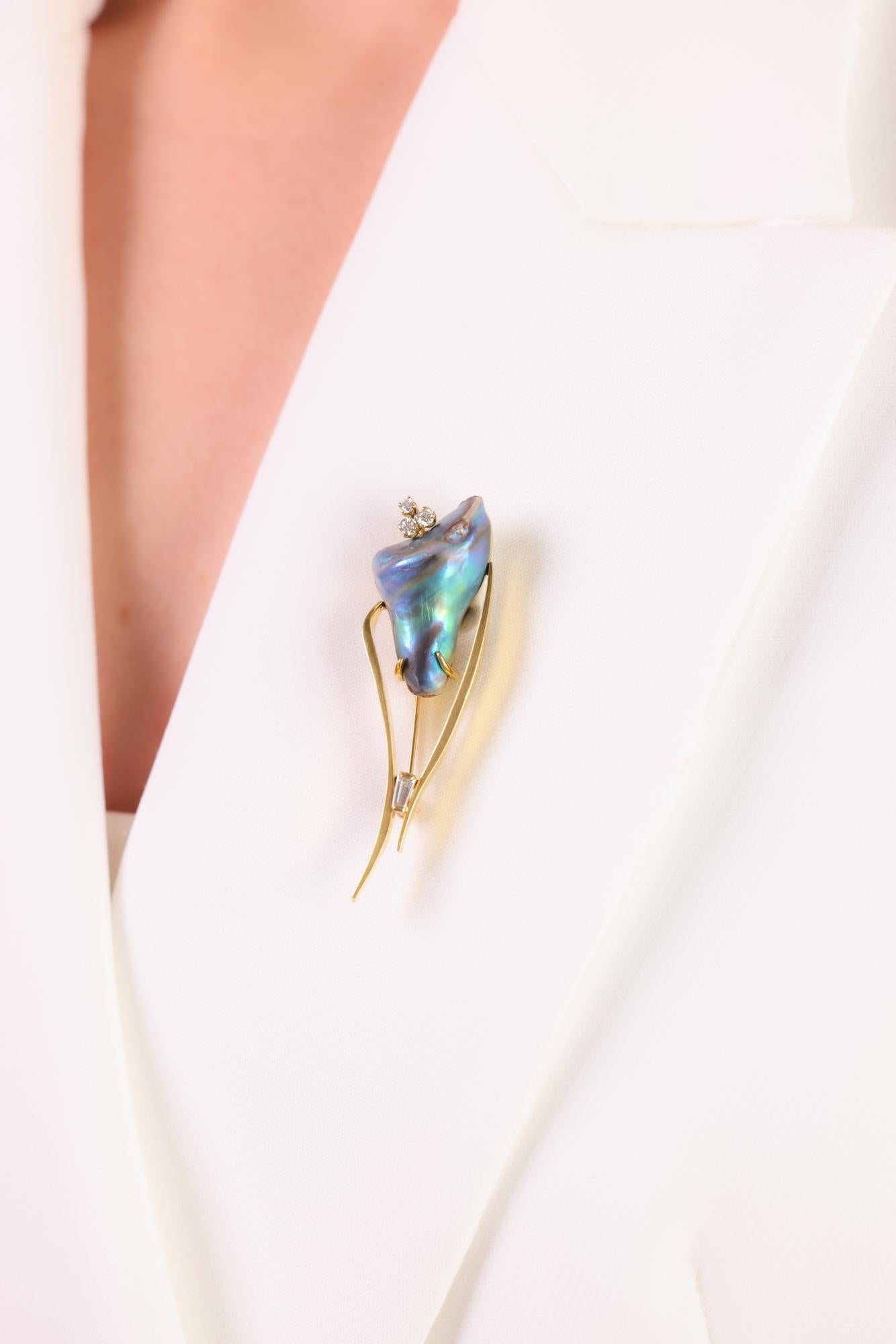 Tapered Baguette Vintage natural abalone pearl diamond 18k yellow gold brooch For Sale