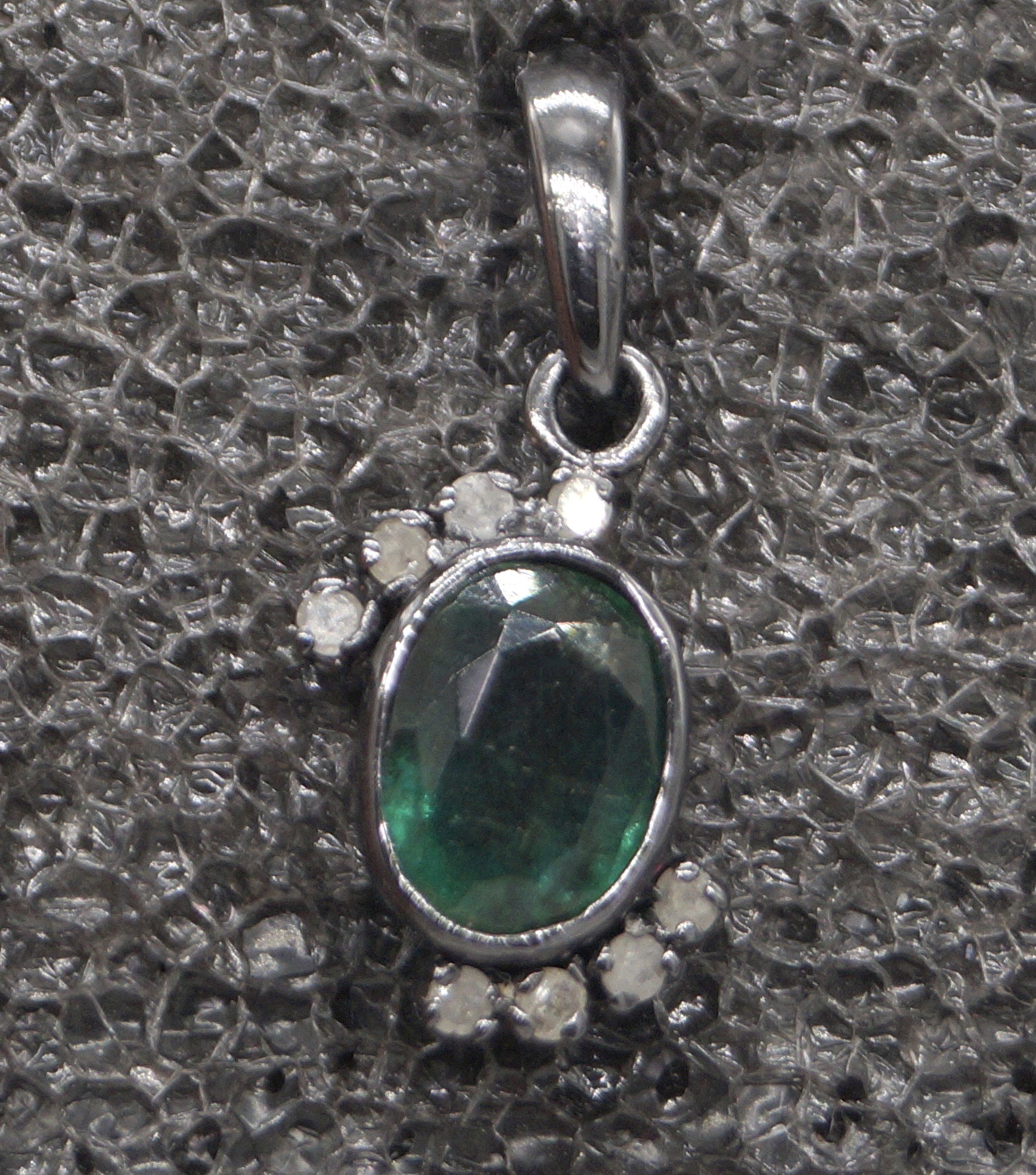 Dieser Anhänger steht für Eleganz. Sie vervollständigt Ihren Alltagslook und zieht auch bei besonderen Anlässen die Blicke auf sich. Dieses schöne Stück besteht aus einem zertifizierten, natürlichen sambischen Smaragd, der in 925er Sterling Silber