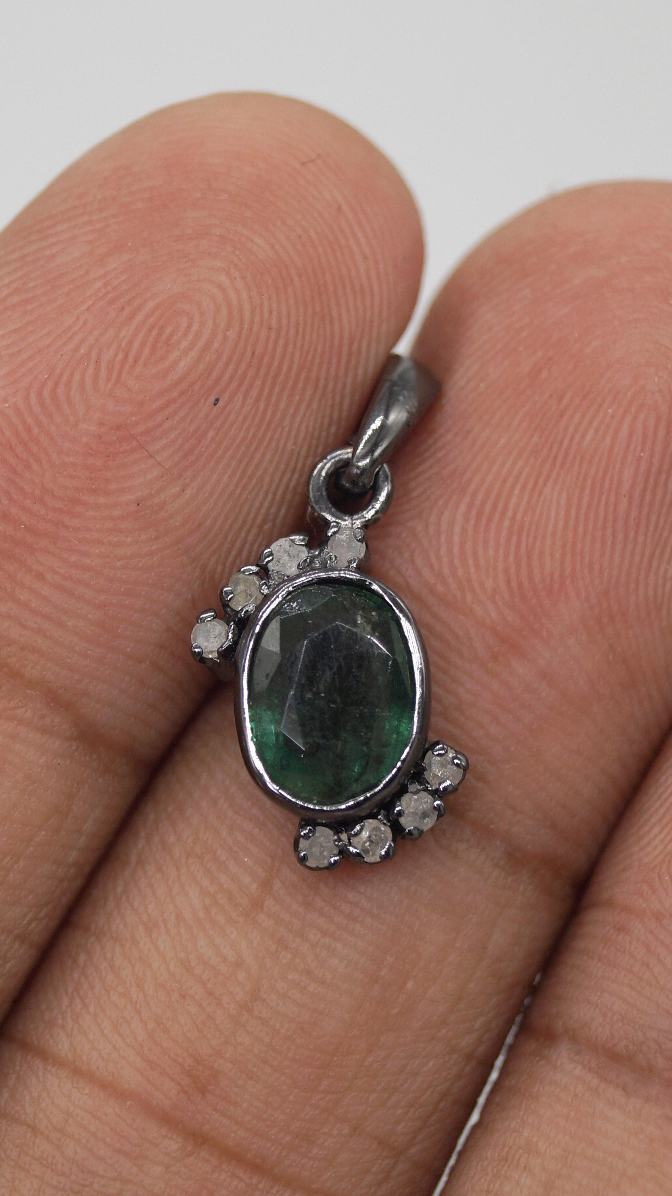 Vintage Natürliche Algen grün zertifiziert Smaragd Diamant 925 Silber schwarz Anhänger im Zustand „Neu“ im Angebot in Delhi, DL