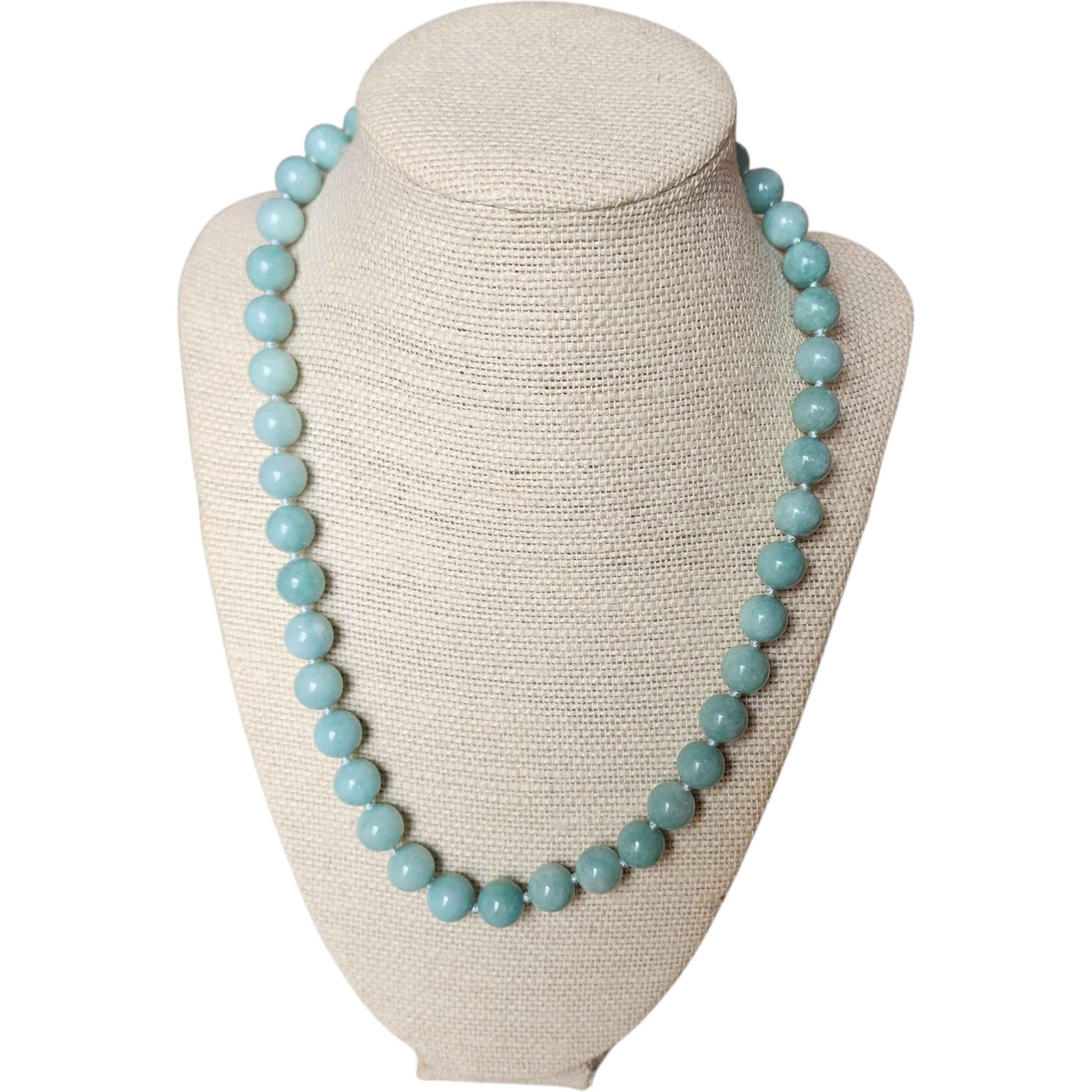 Eleva la tua collezione di gioielli con questa collana di perle di amazzonite naturale vintage, infilata a mano con gemme di amazzonite autentica da 12 mm splendidamente lucidate in una rilassante tonalità verde acqua. Ciascuna perlina presenta la