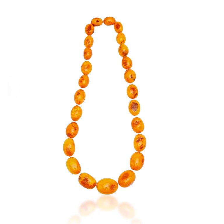 Collier de perles d'ambre naturel baltique vintage - En vente sur 1stDibs