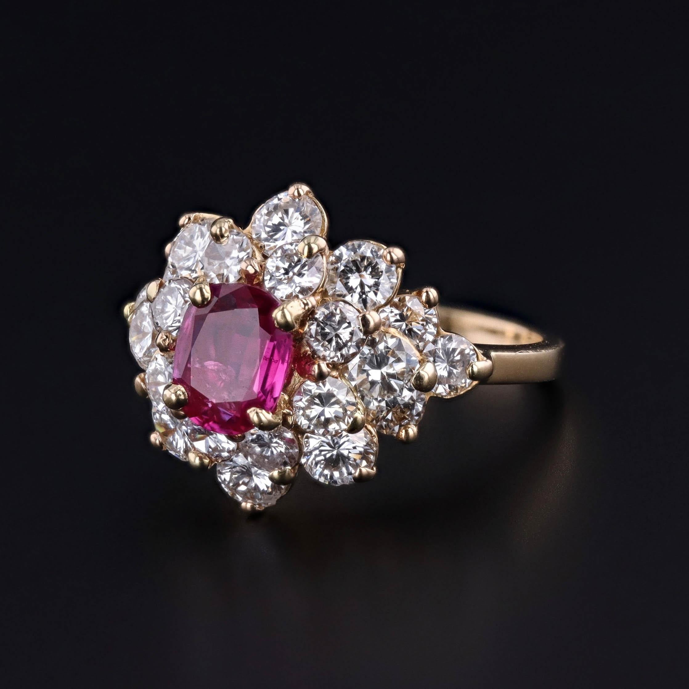Anillo excepcional de rubí birmano y racimo de diamantes en oro de 18 quilates (c. 1980-1990)

Una clase magistral de elegancia vintage, este llamativo anillo en racimo se centra en un vívido rubí birmano de color rojo púrpura, con un peso