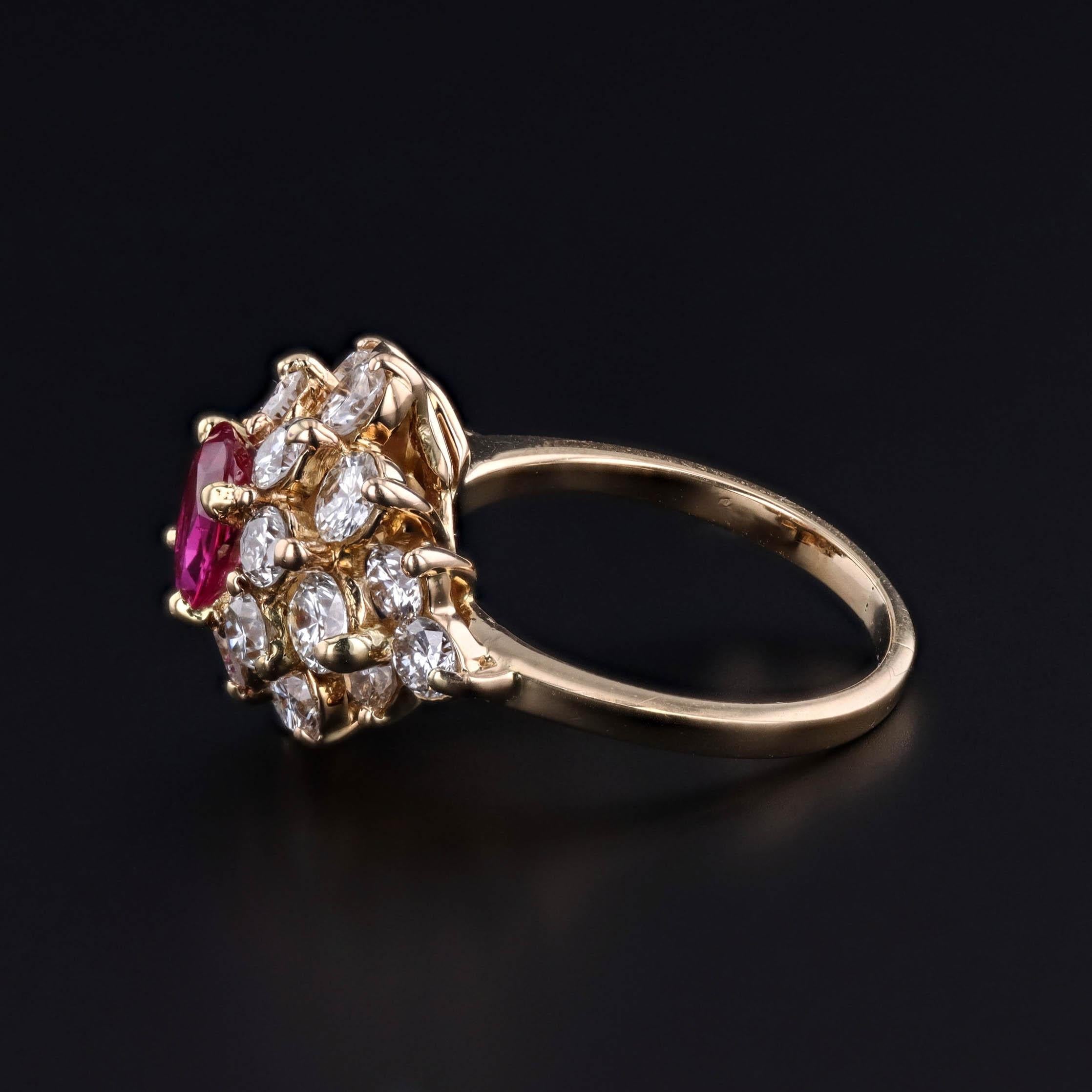 Anillo Vintage de Rubí Natural de Birmania y Racimo de Diamantes con Certificación Contemporáneo en venta