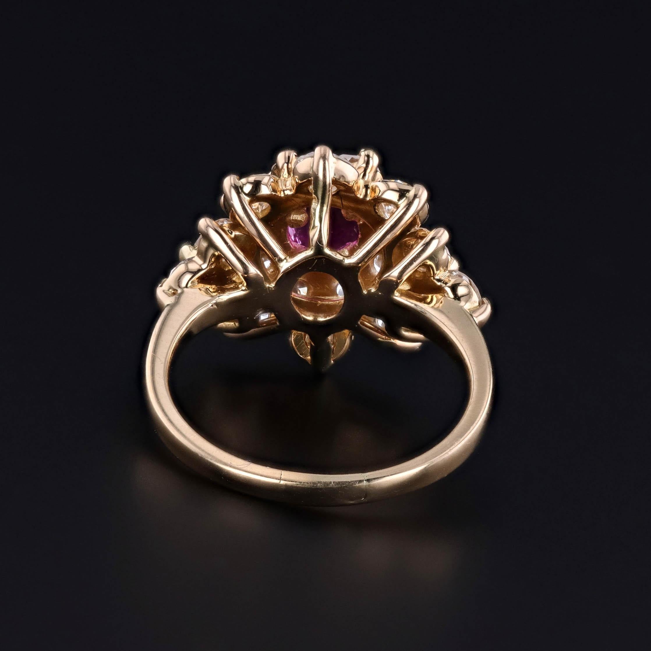 Anillo Vintage de Rubí Natural de Birmania y Racimo de Diamantes con Certificación Corte oval en venta