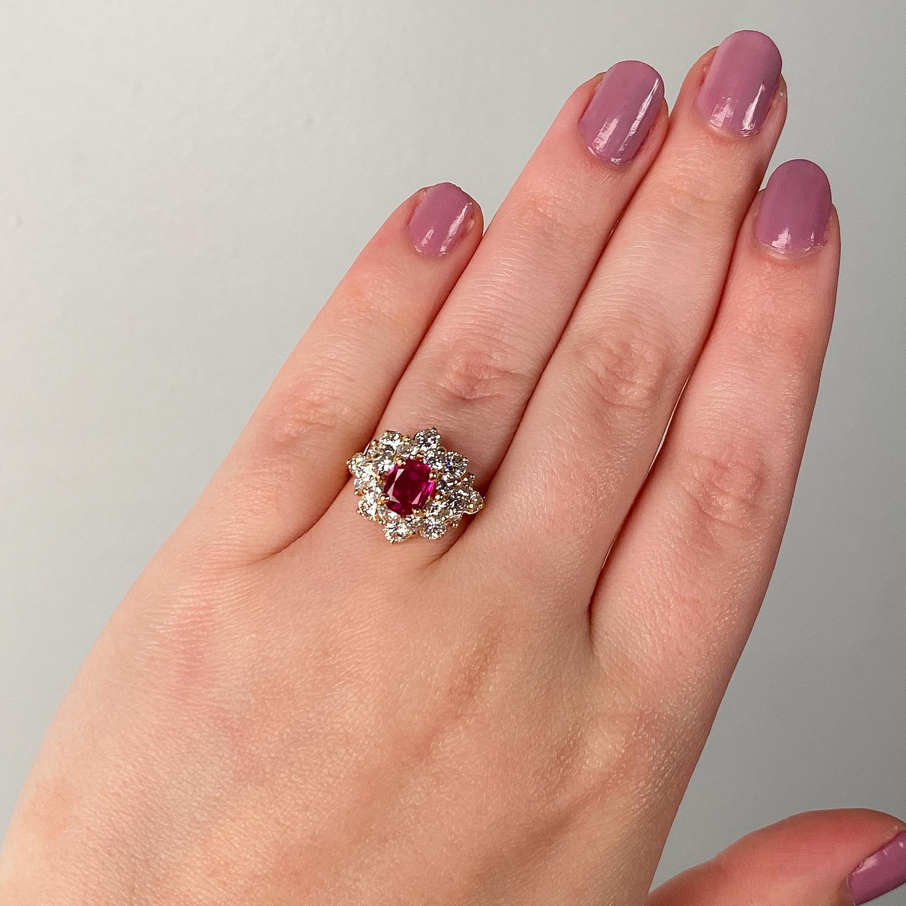 Anillo Vintage de Rubí Natural de Birmania y Racimo de Diamantes con Certificación en Excelente estado para la venta en Lewisburg, PA