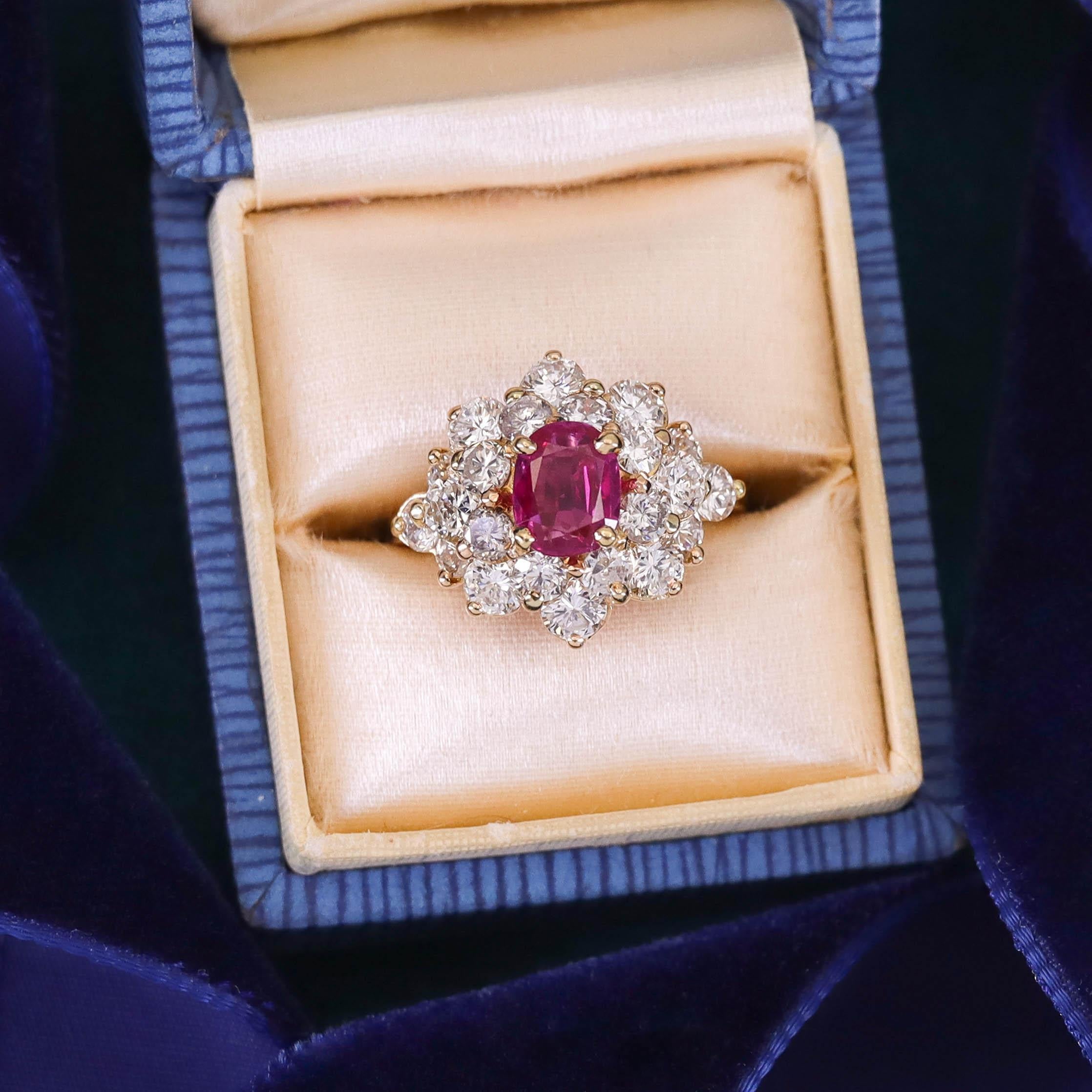De las mujeres Anillo Vintage de Rubí Natural de Birmania y Racimo de Diamantes con Certificación en venta