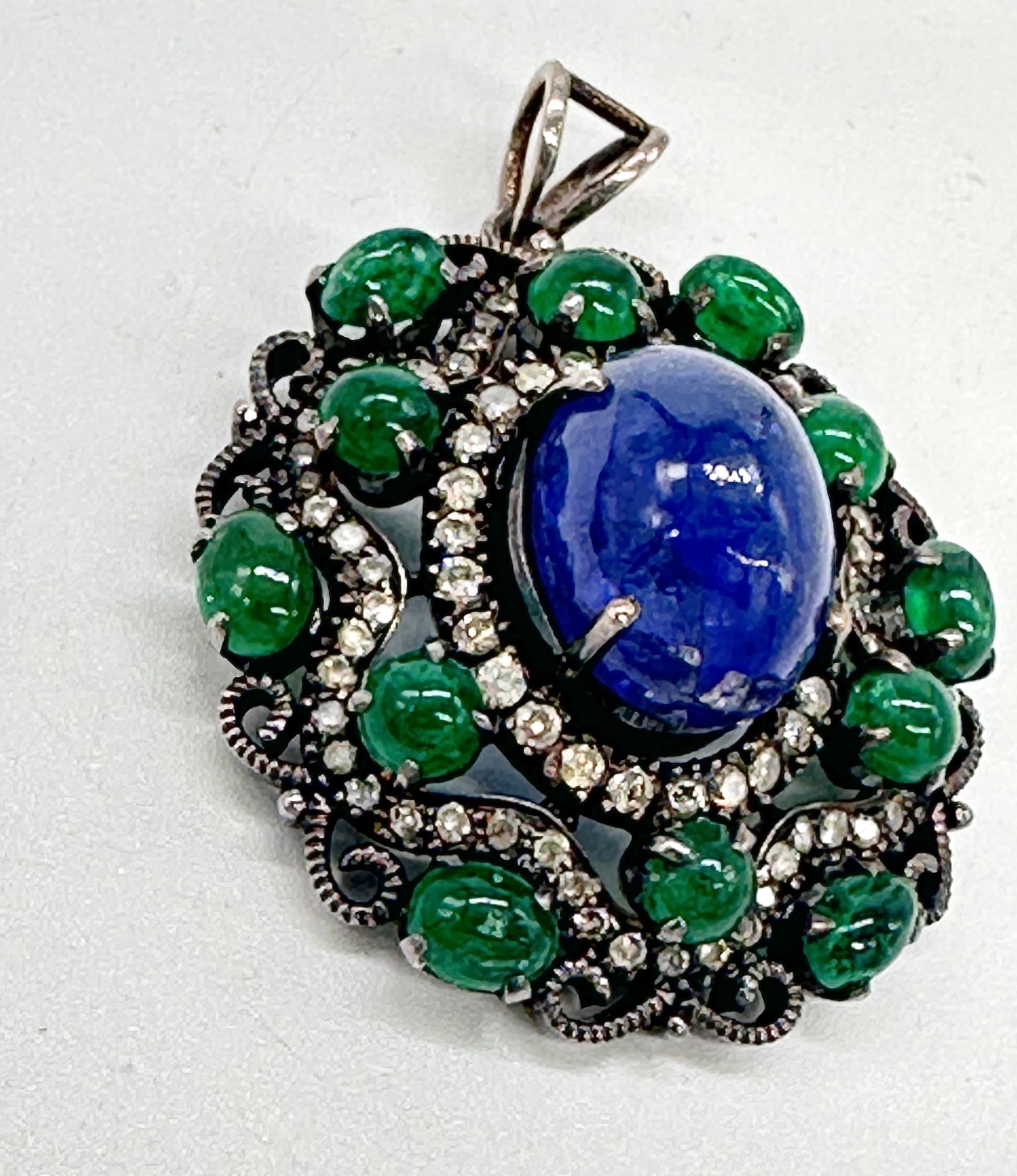 Taglio misto Ciondolo in argento sterling 38 mm con smeraldi cabochon naturali, cianite e diamanti brillanti. in vendita