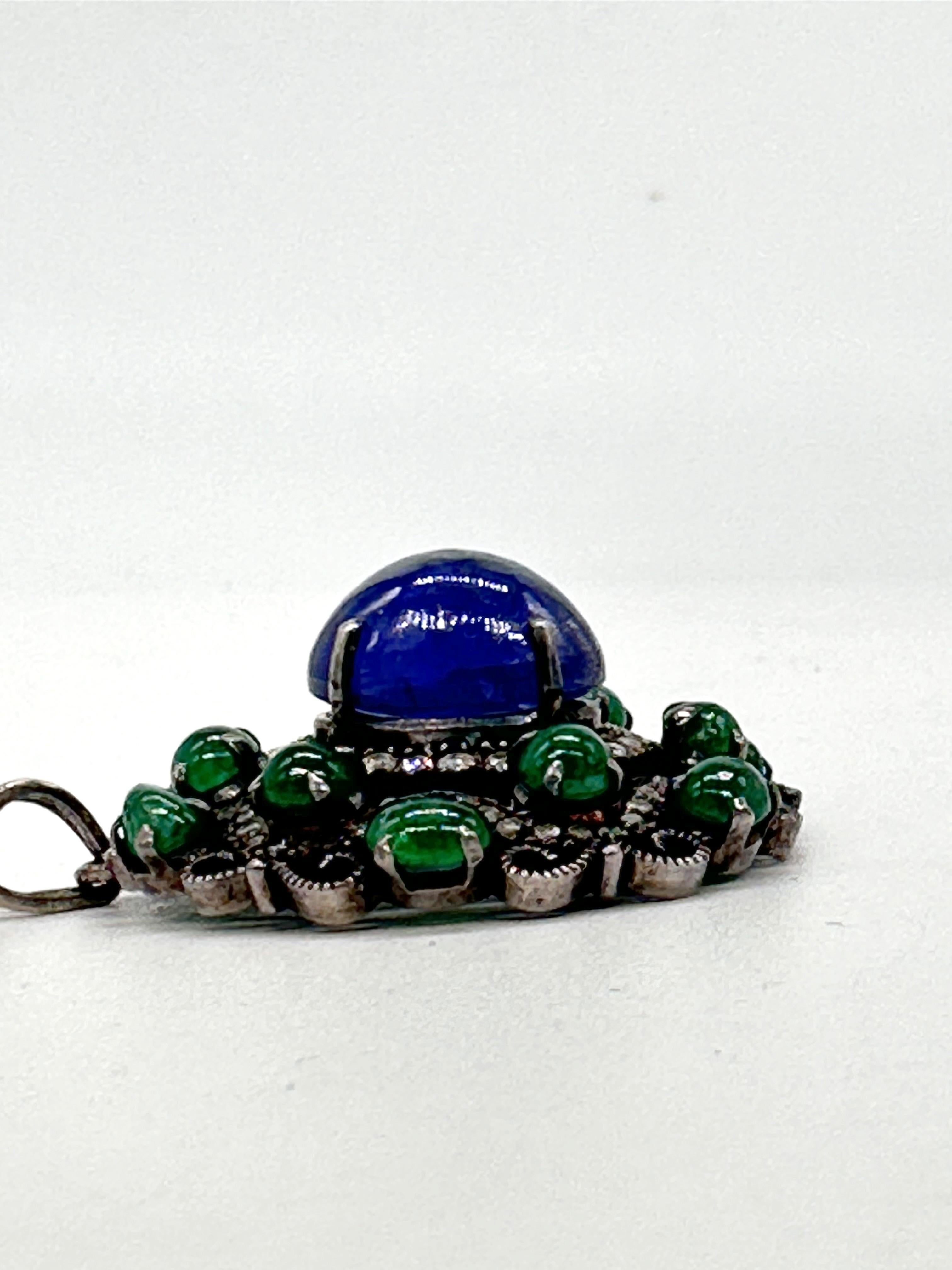 Ciondolo in argento sterling 38 mm con smeraldi cabochon naturali, cianite e diamanti brillanti. in vendita 1
