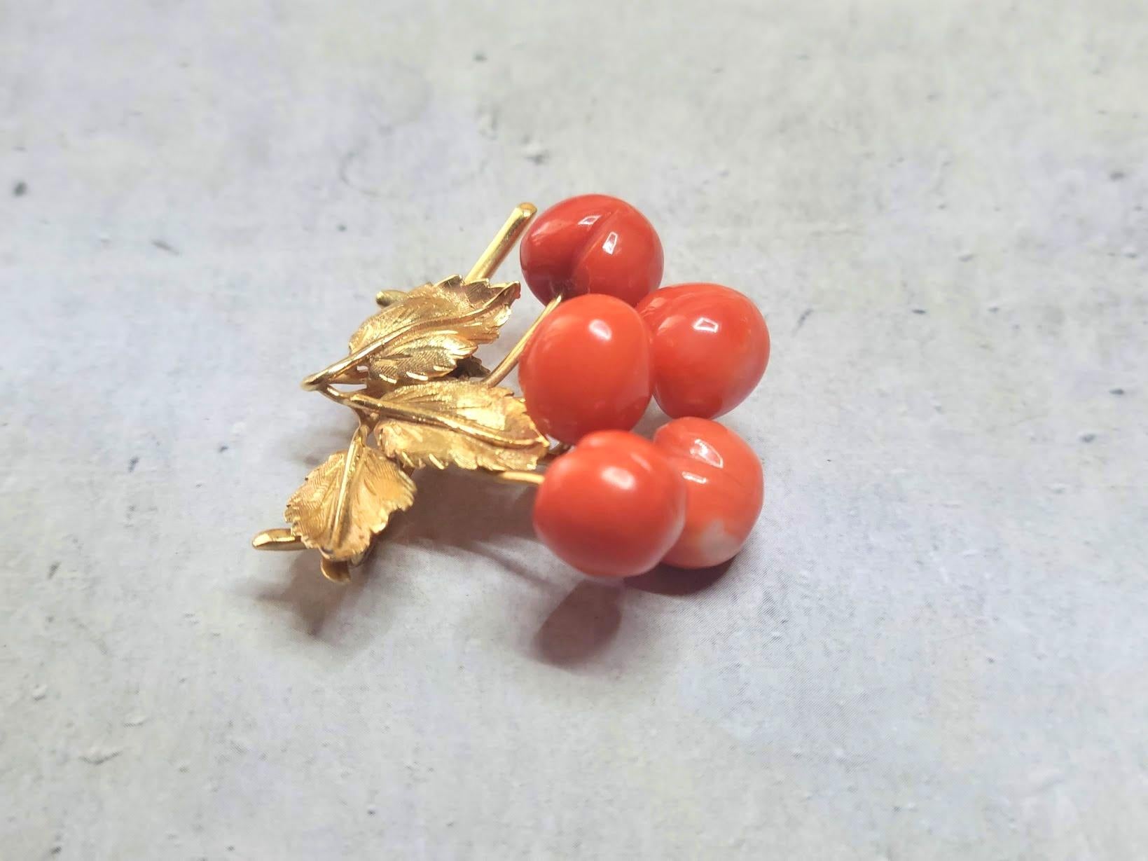 Vintage Natural Carved Momo Coral Cherry Gold Brooch In Excellent Condition For Sale In Chesterland, OH