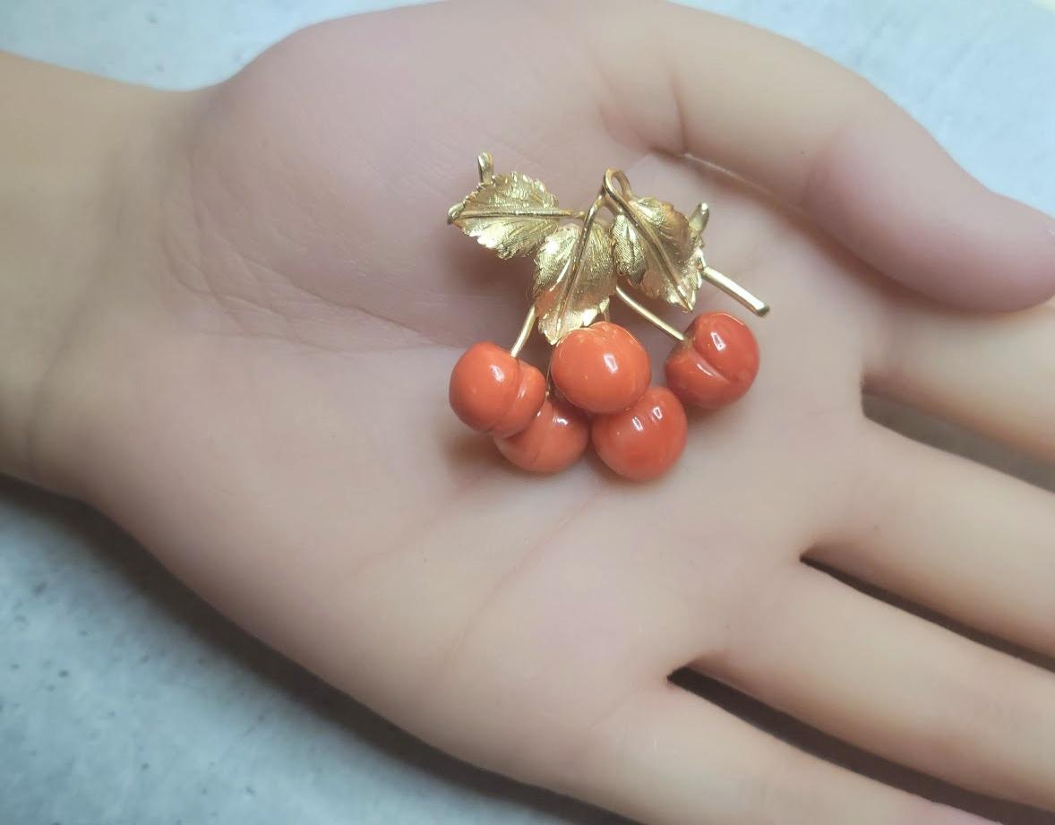 Vintage Natural Carved Momo Coral Cherry Gold Brooch For Sale 1