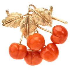 Spilla d'oro in corallo e ciliegia di Momo intagliato naturale d'epoca