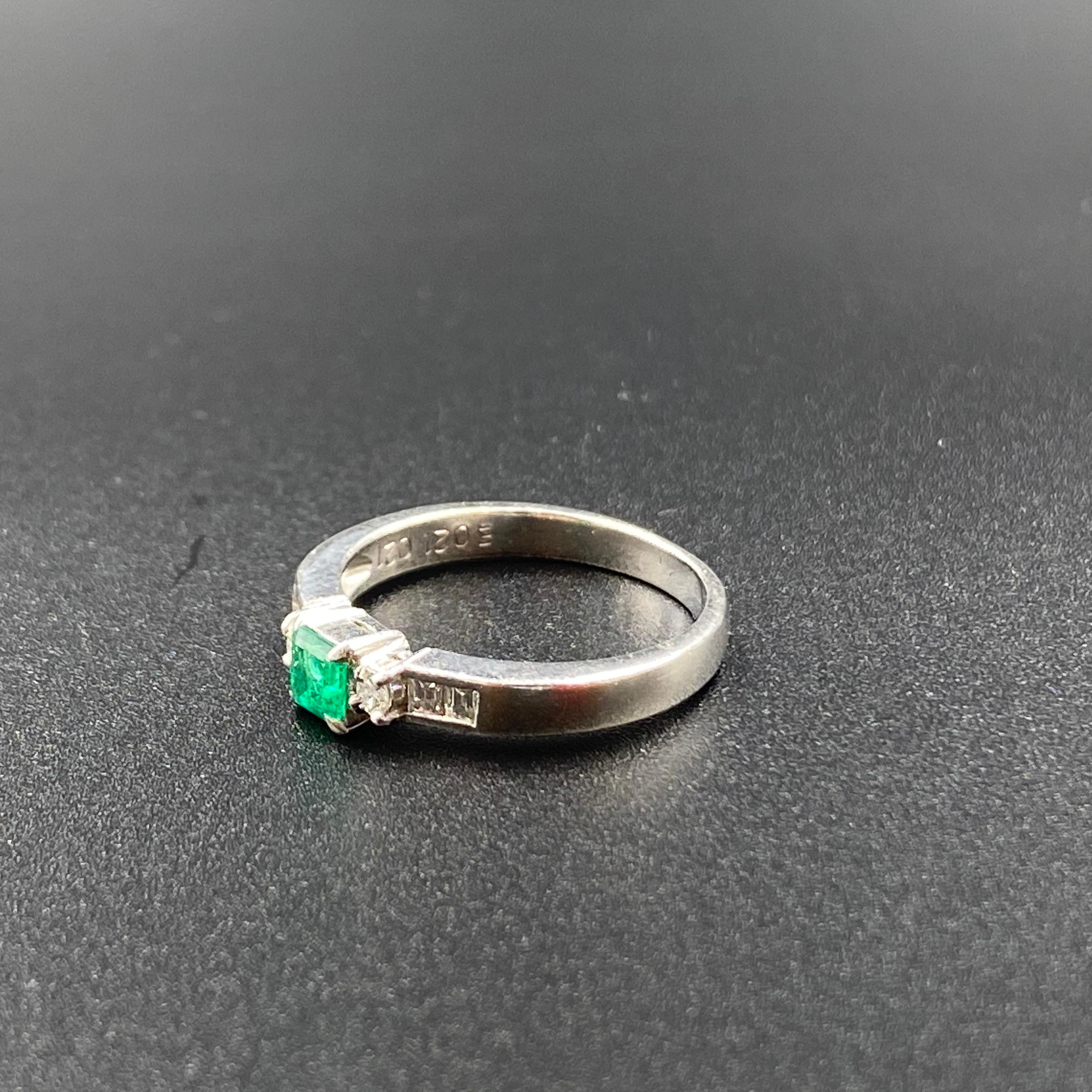Vintage Natural Colombian 0.21 Carats Emerald and Diamond Ring, Platinum In Excellent Condition For Sale In New York, NY