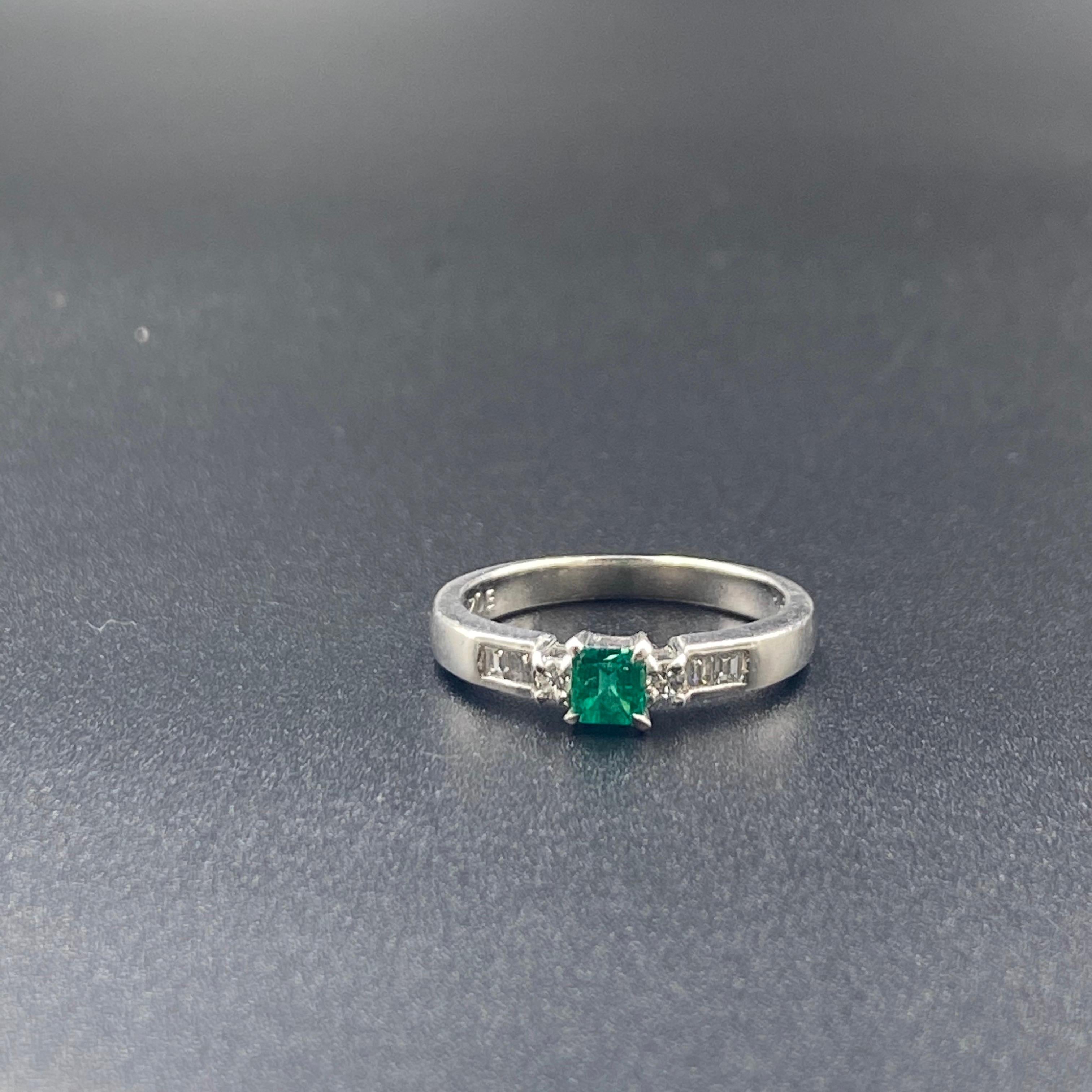 Women's or Men's Vintage Natural Colombian 0.21 Carats Emerald and Diamond Ring, Platinum For Sale