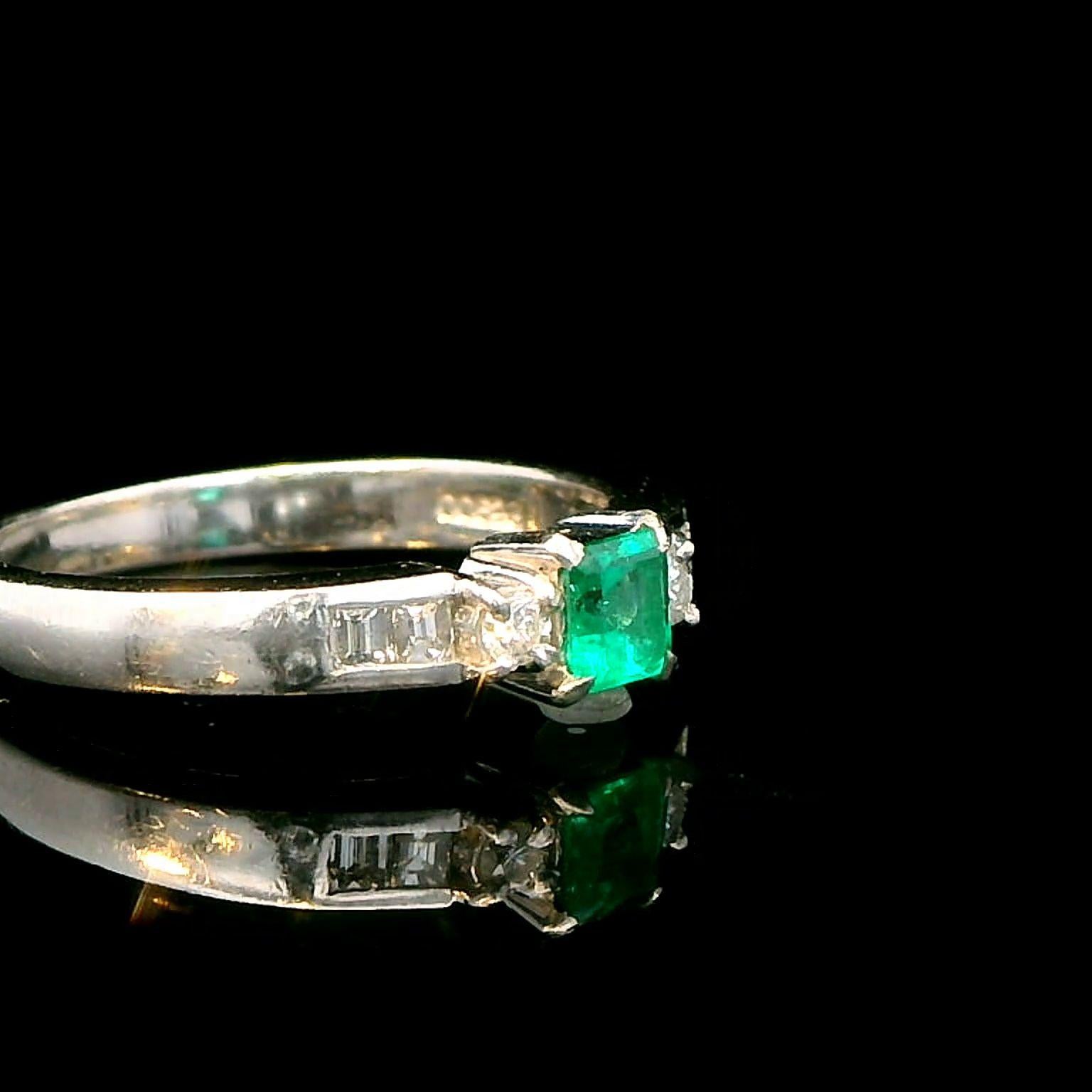 Vintage Natural Colombian 0.21 Carats Emerald and Diamond Ring, Platinum For Sale 2