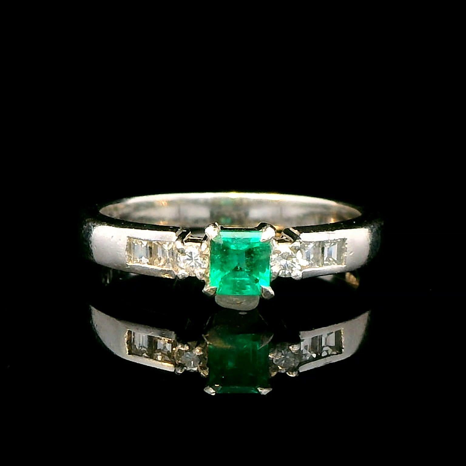 Vintage Natural Colombian 0.21 Carats Emerald and Diamond Ring, Platinum For Sale 3