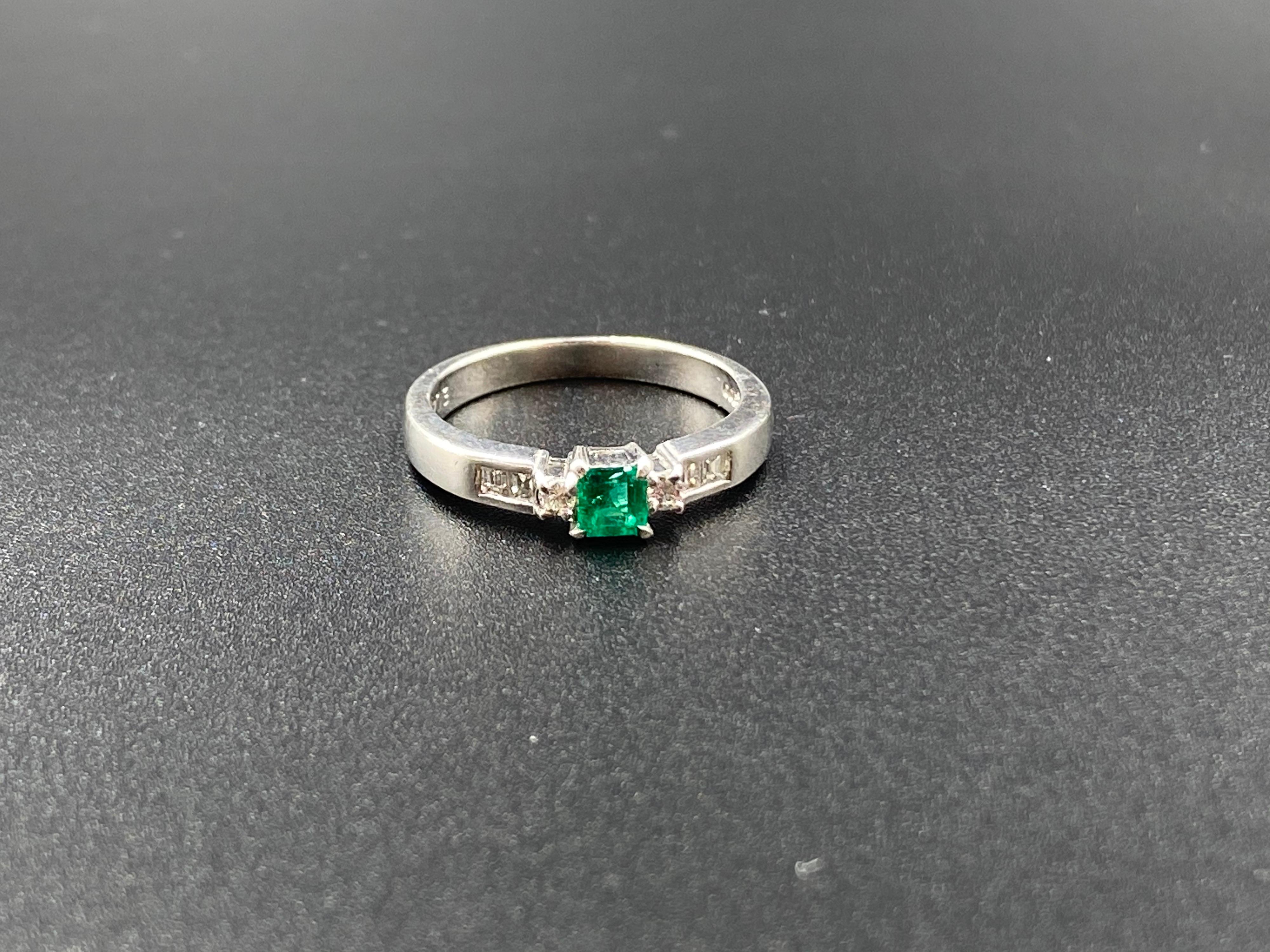 Ring aus Platin mit natürlichem kolumbianischem 0,21 Karat Smaragd und Diamant, Vintage (Smaragdschliff) im Angebot