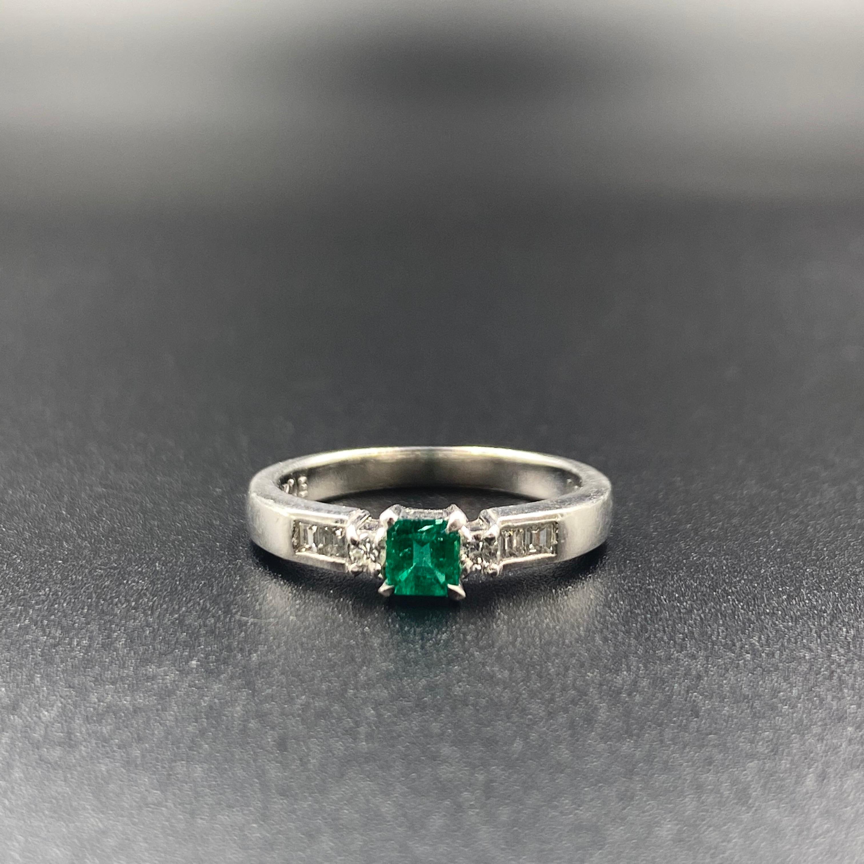 Vintage Natural Colombian 0.21 Carats Emerald and Diamond Ring, Platinum In Excellent Condition For Sale In New York, NY