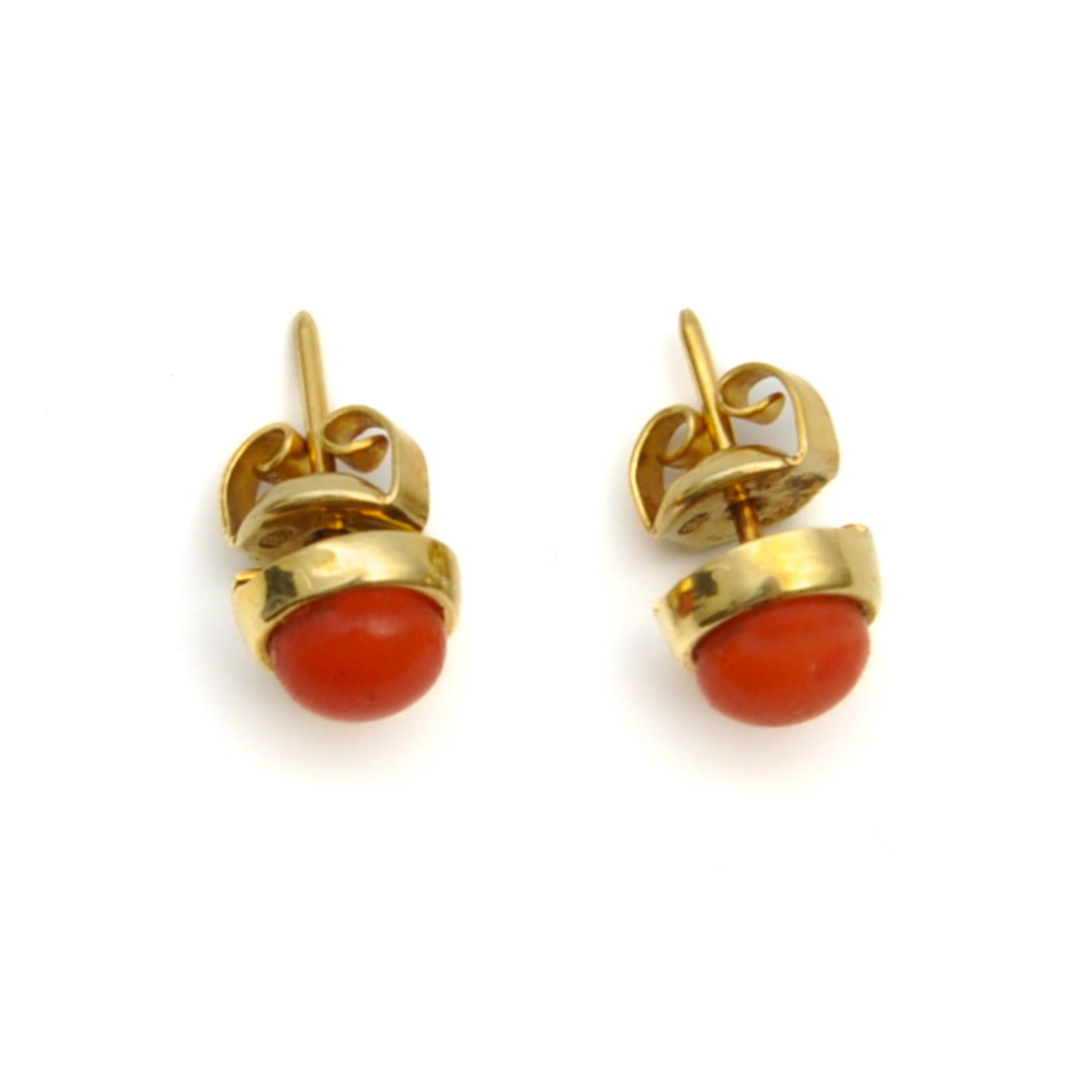 Vintage Natural Coral 14K Gold Round Stud Earrings In Good Condition For Sale In Rotterdam, NL