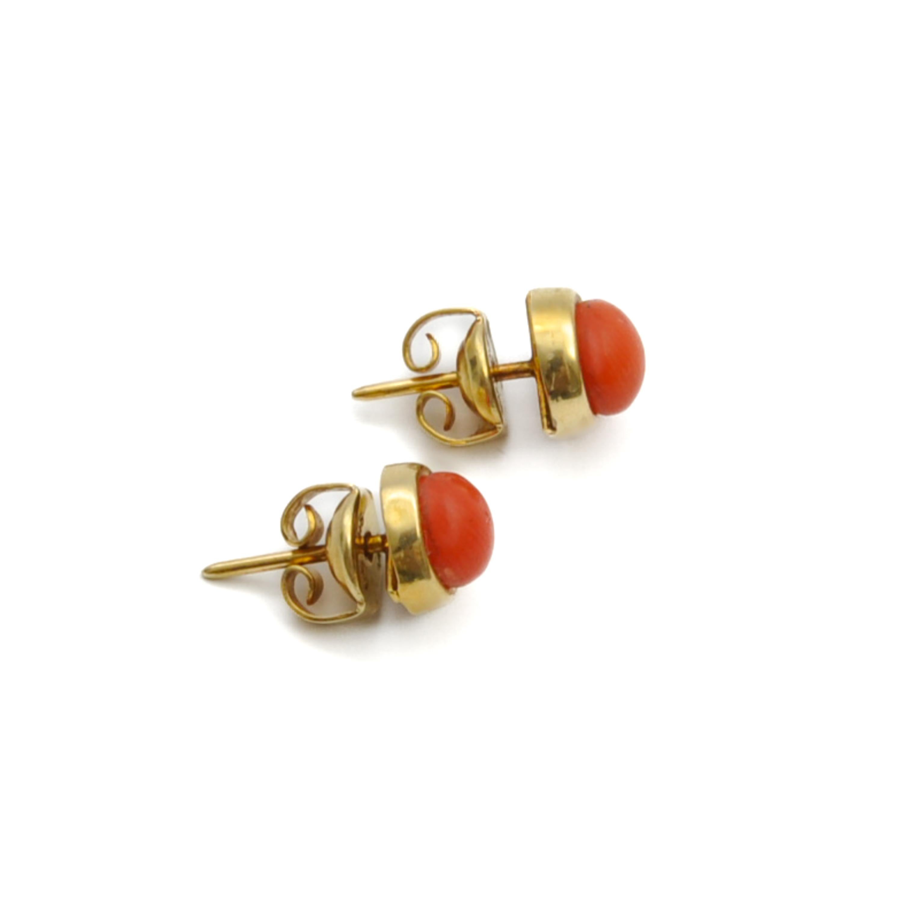 Vintage Natural Coral 14K Gold Round Stud Earrings For Sale 1