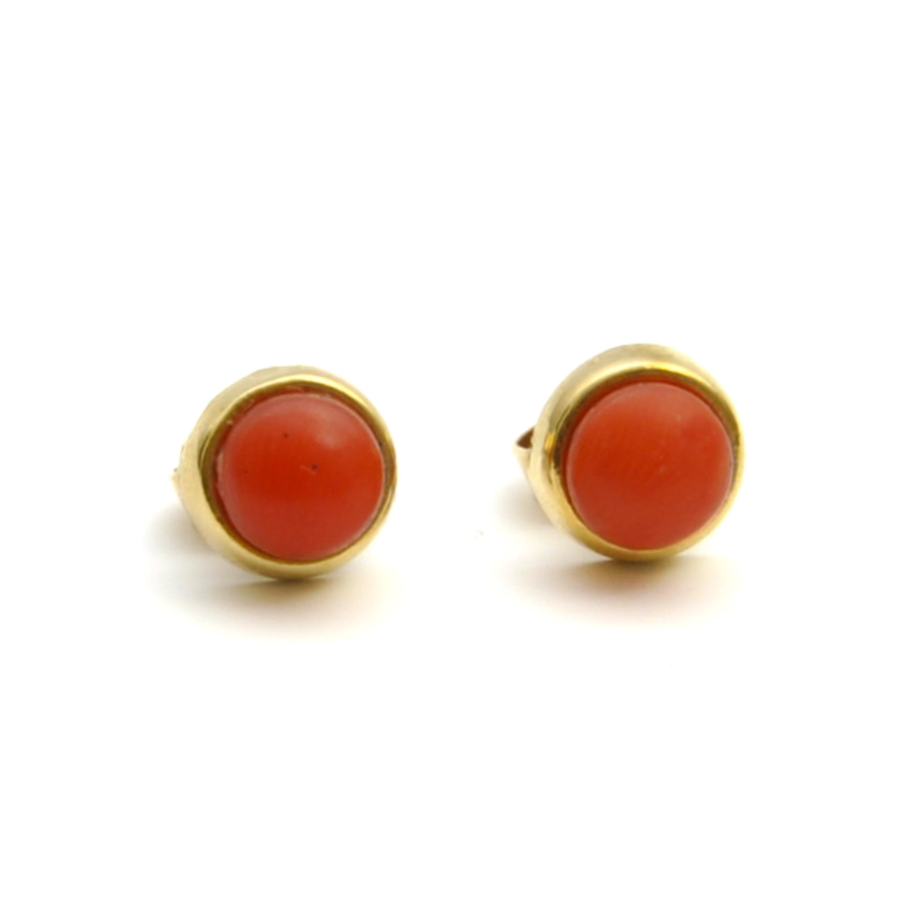 Vintage Natural Coral 14K Gold Round Stud Earrings For Sale 2
