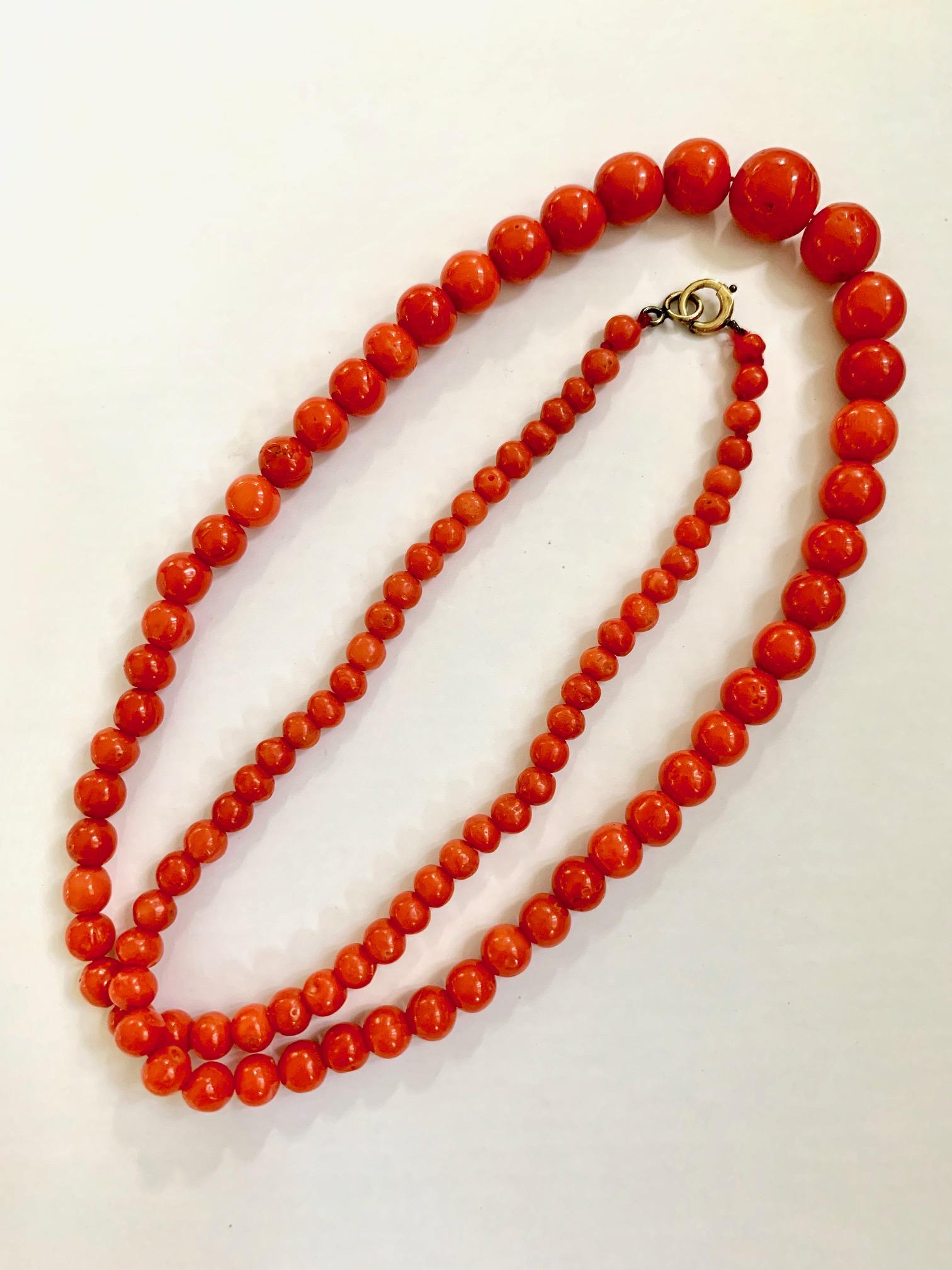 Vintage Natural Coral Graduated Bead Necklace In Good Condition In St. Louis Park, MN