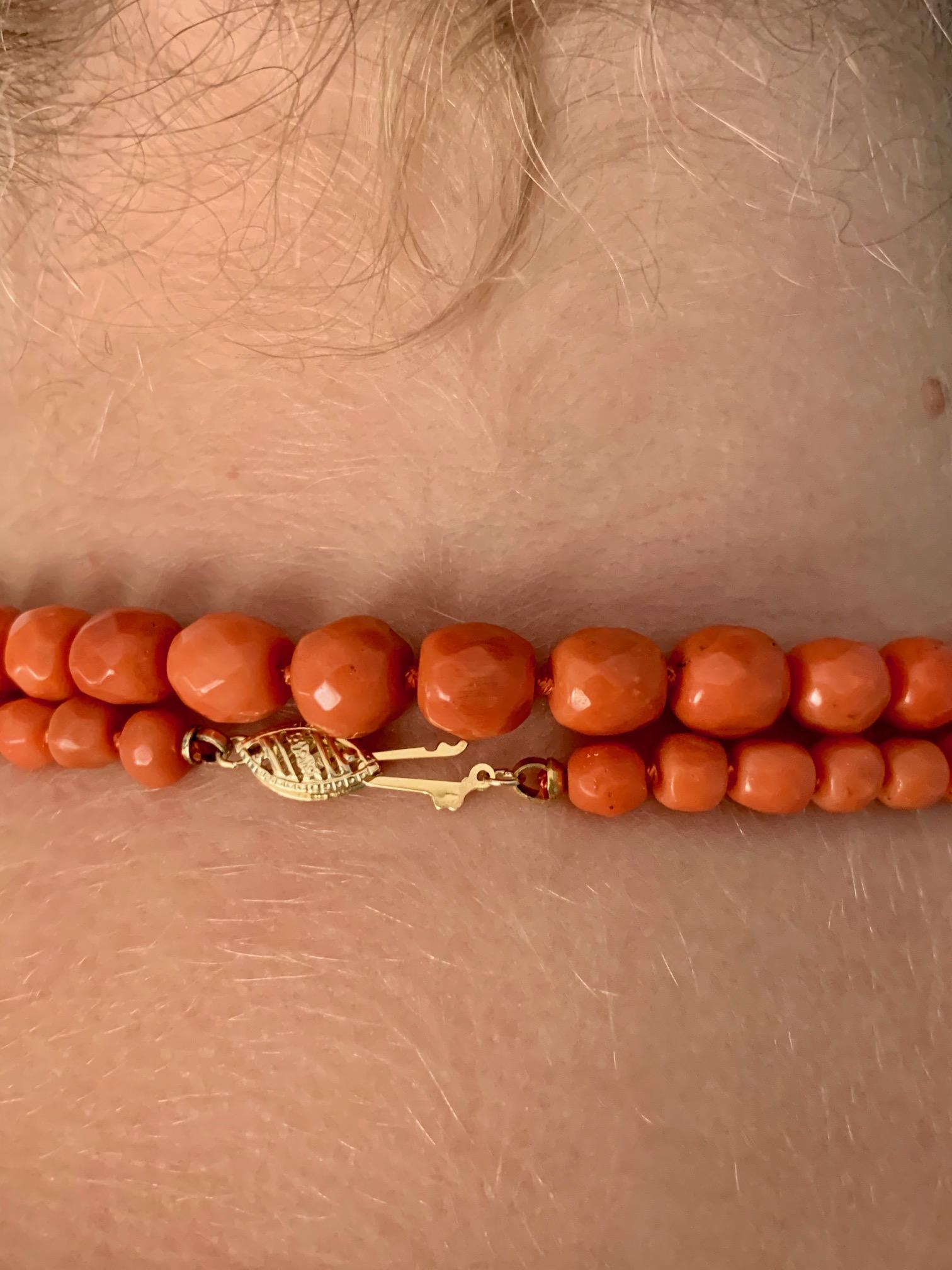 Vintage Natural Coral Graduated Faceted Bead Necklace, 14 Karat Gold Clasp In Good Condition In St. Louis Park, MN