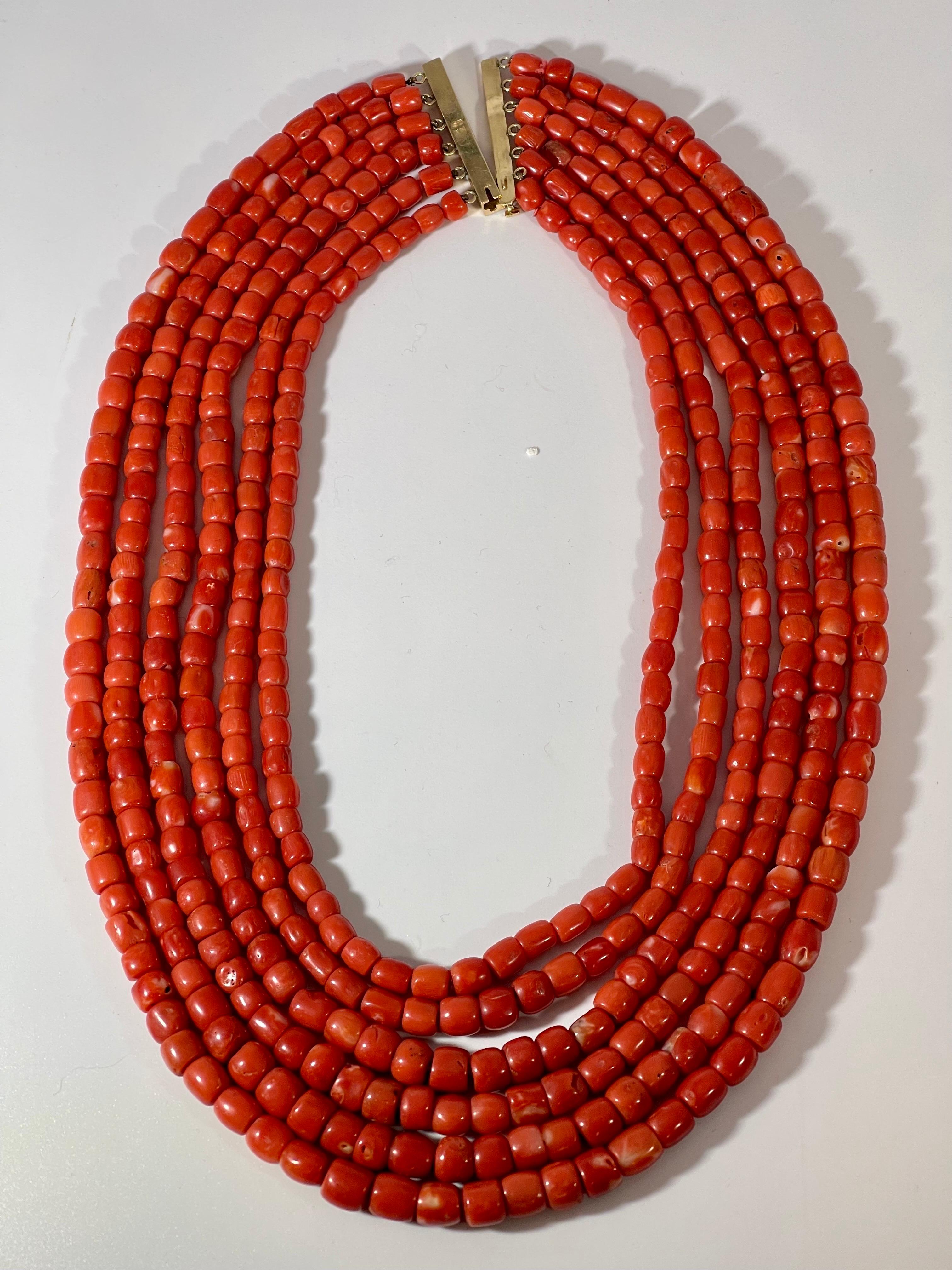 Vintage Natürliche Koralle Mehrschichtige 6strang Perlenkette 14 KY Gold im Zustand „Hervorragend“ im Angebot in New York, NY