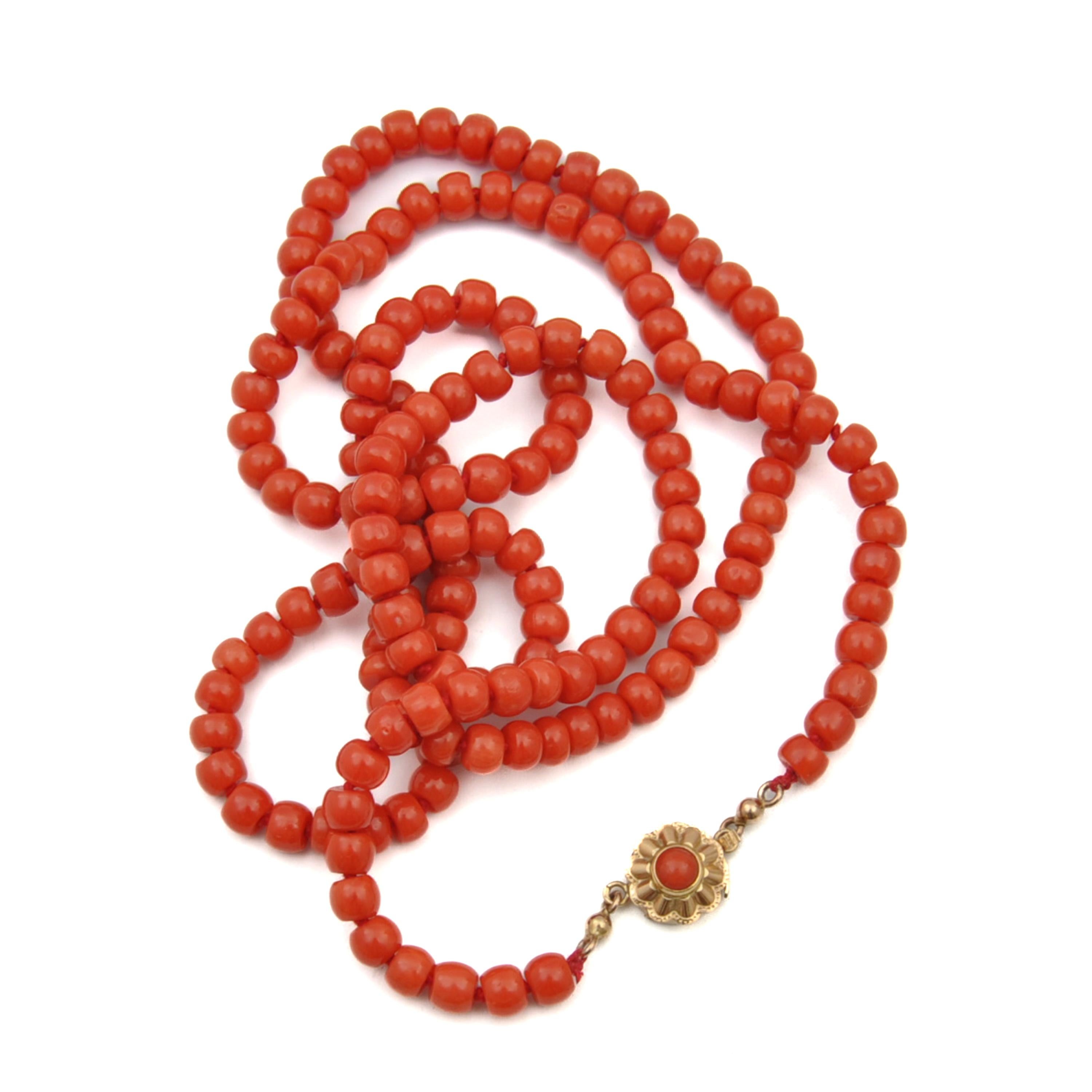 Vintage Natural Coral Single-Strand Long Beaded Necklace In Good Condition In Rotterdam, NL