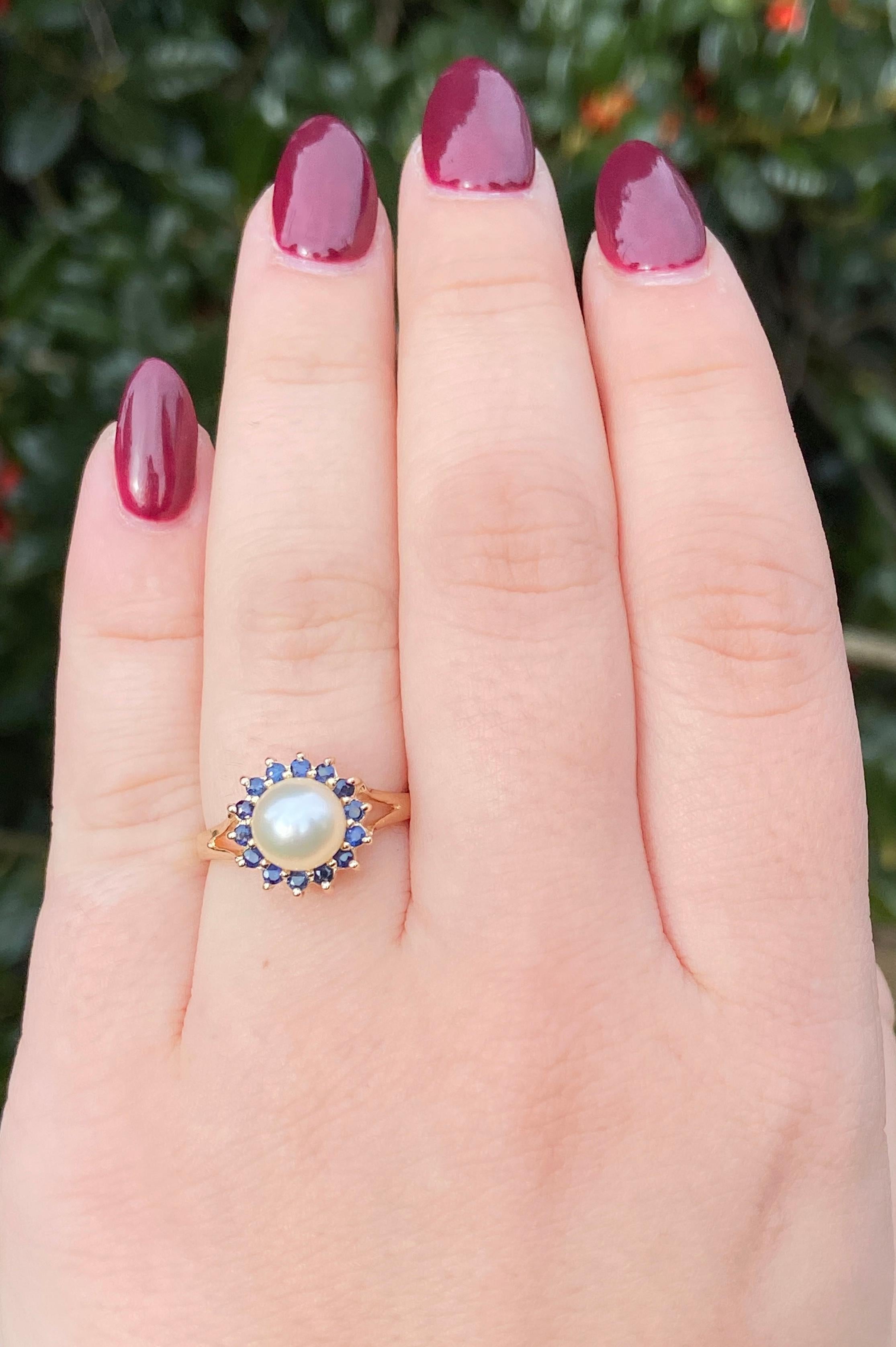 Bague vintage style halo en or jaune, perle de culture naturelle et saphir en vente 4