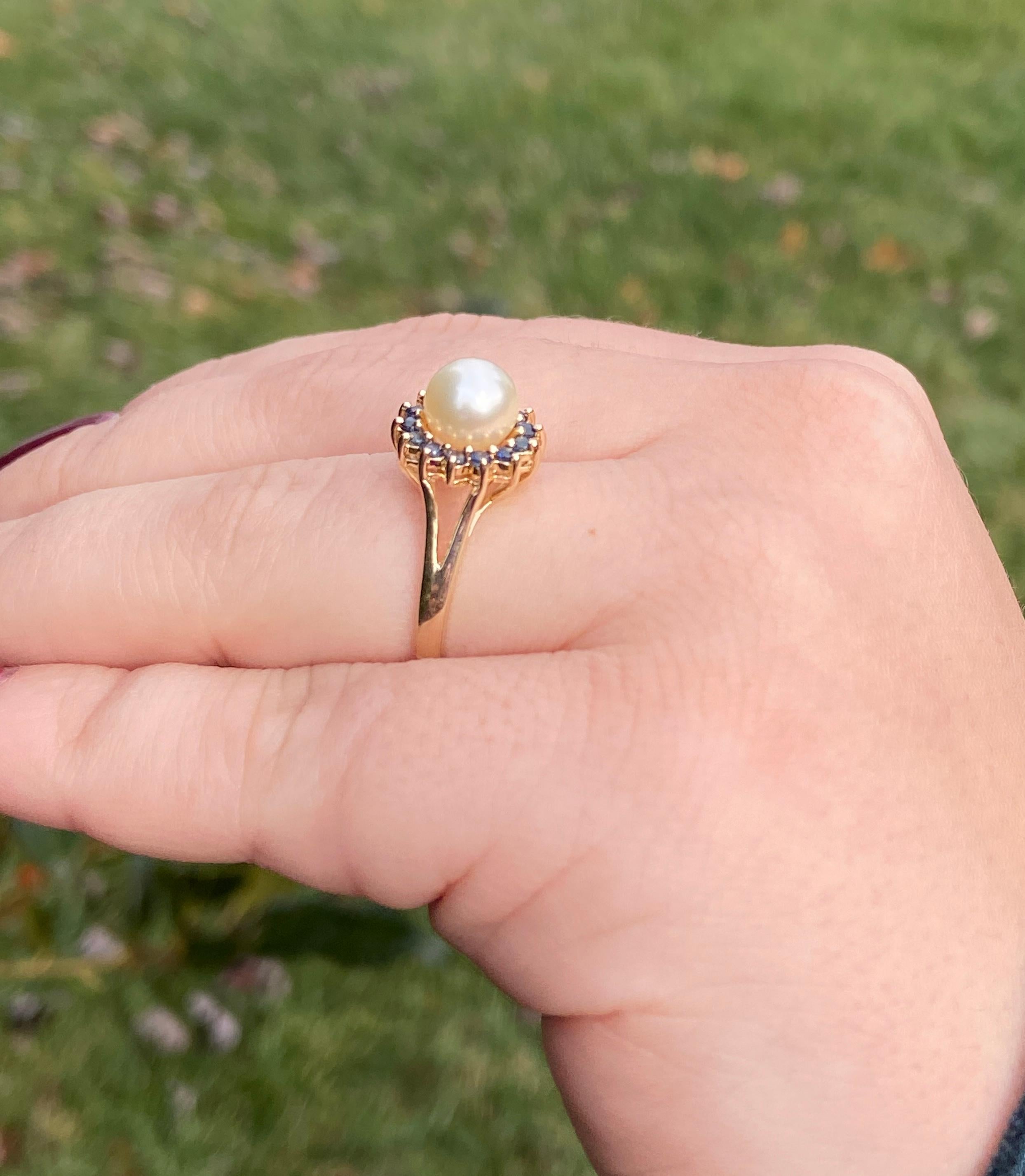 Bague vintage style halo en or jaune, perle de culture naturelle et saphir en vente 5