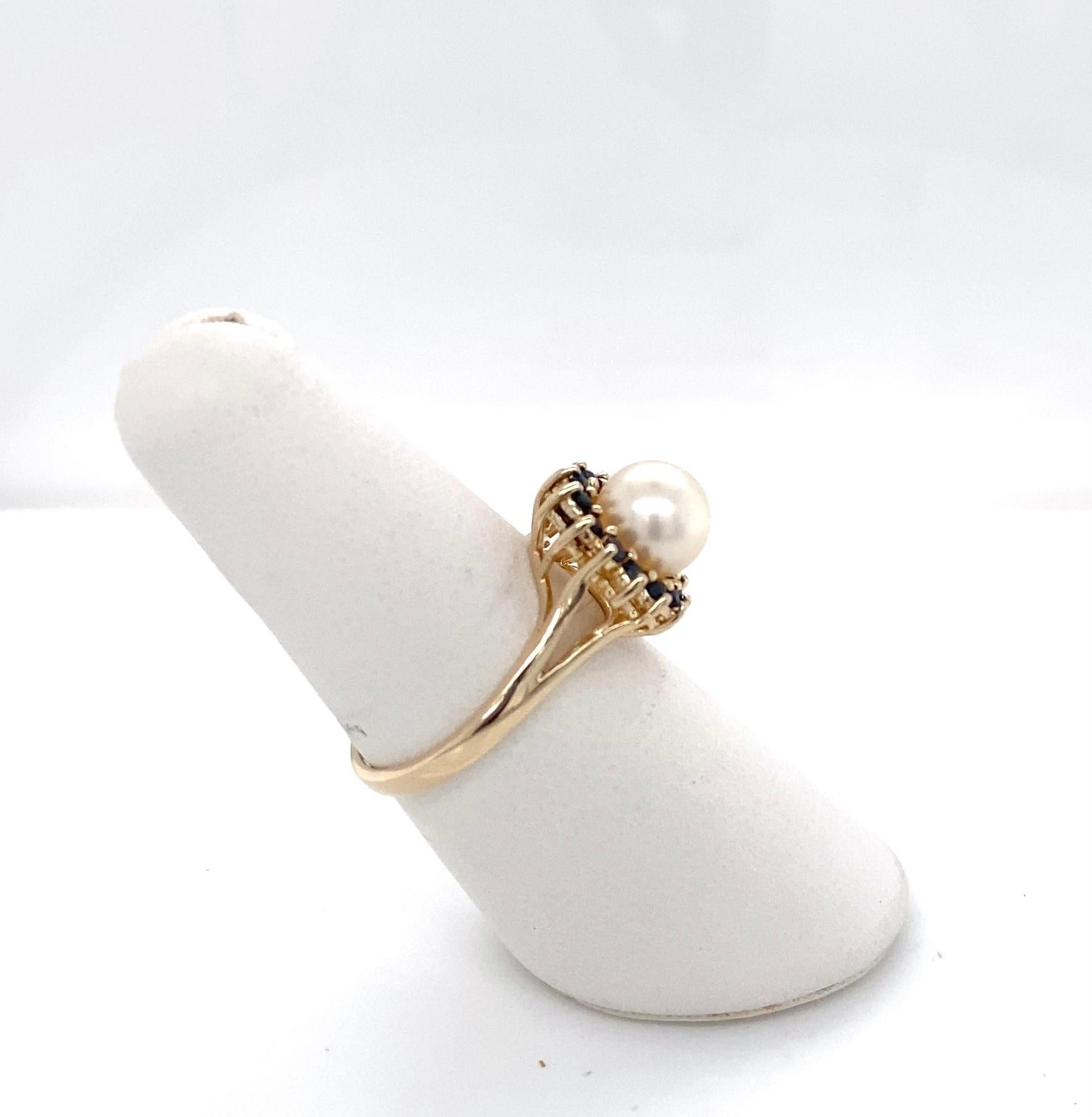 Taille ronde Bague vintage style halo en or jaune, perle de culture naturelle et saphir en vente
