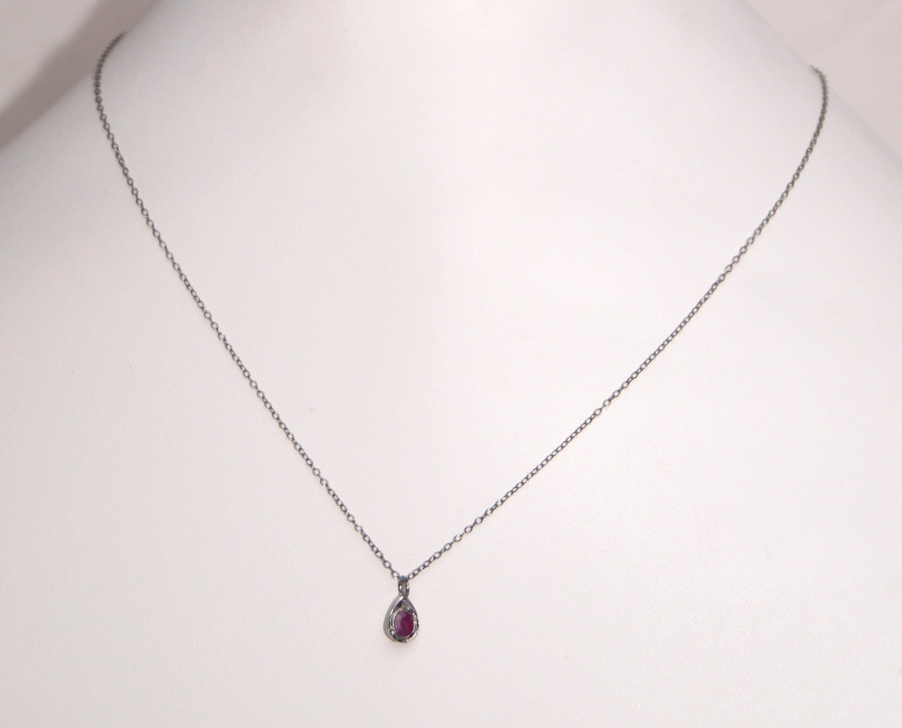 Questo ciondolo Stunner definisce la classe. Completa il tuo look quotidiano e attira l'attenzione nelle occasioni speciali. Questo pezzo di bellezza è composto da un rubino naturale certificato tempestato di argento 925.
I dettagli sono qui
