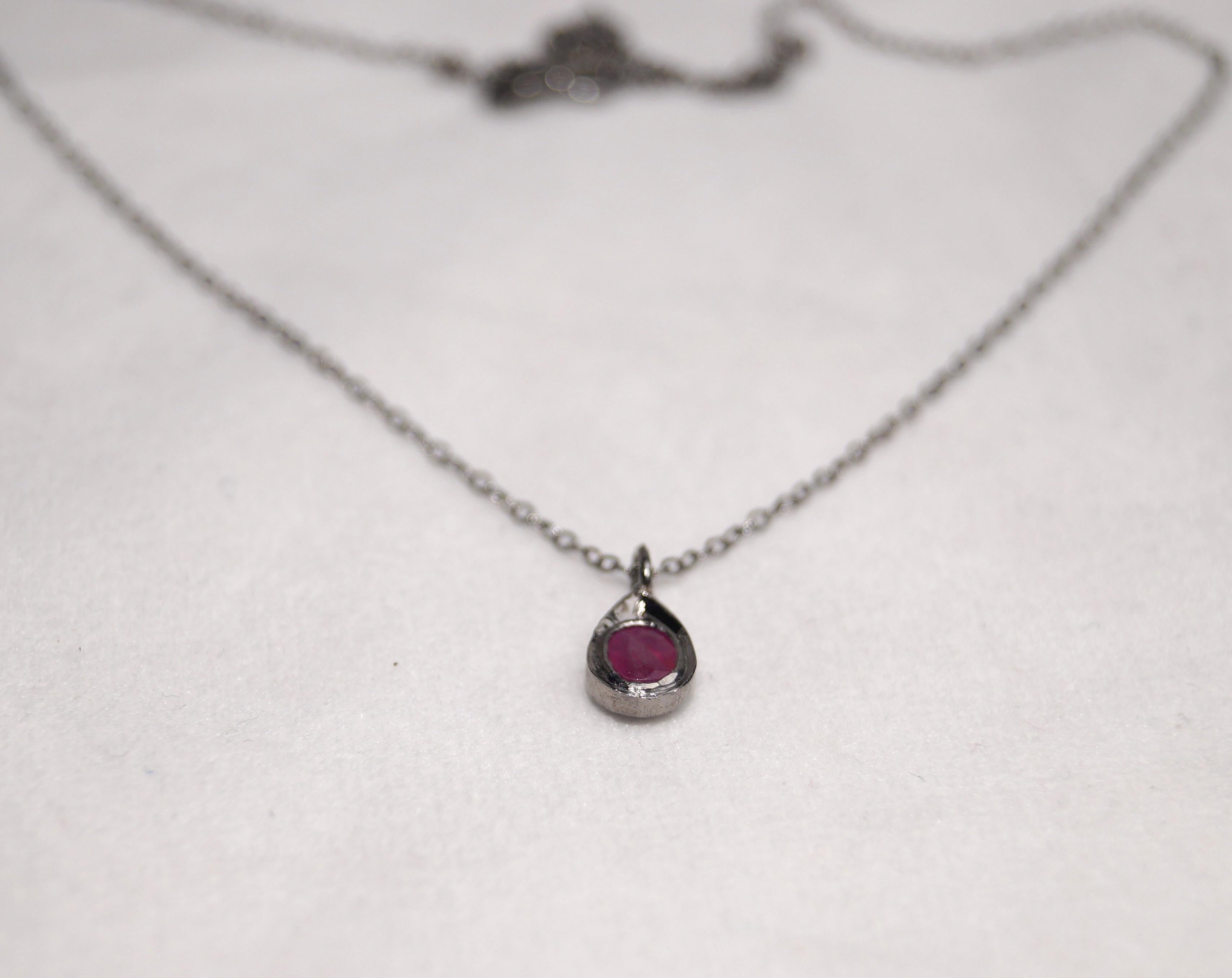 Taglio ovale Collana con ciondolo di diamante naturale e rubino d'epoca in argento sterling Hallmark in vendita