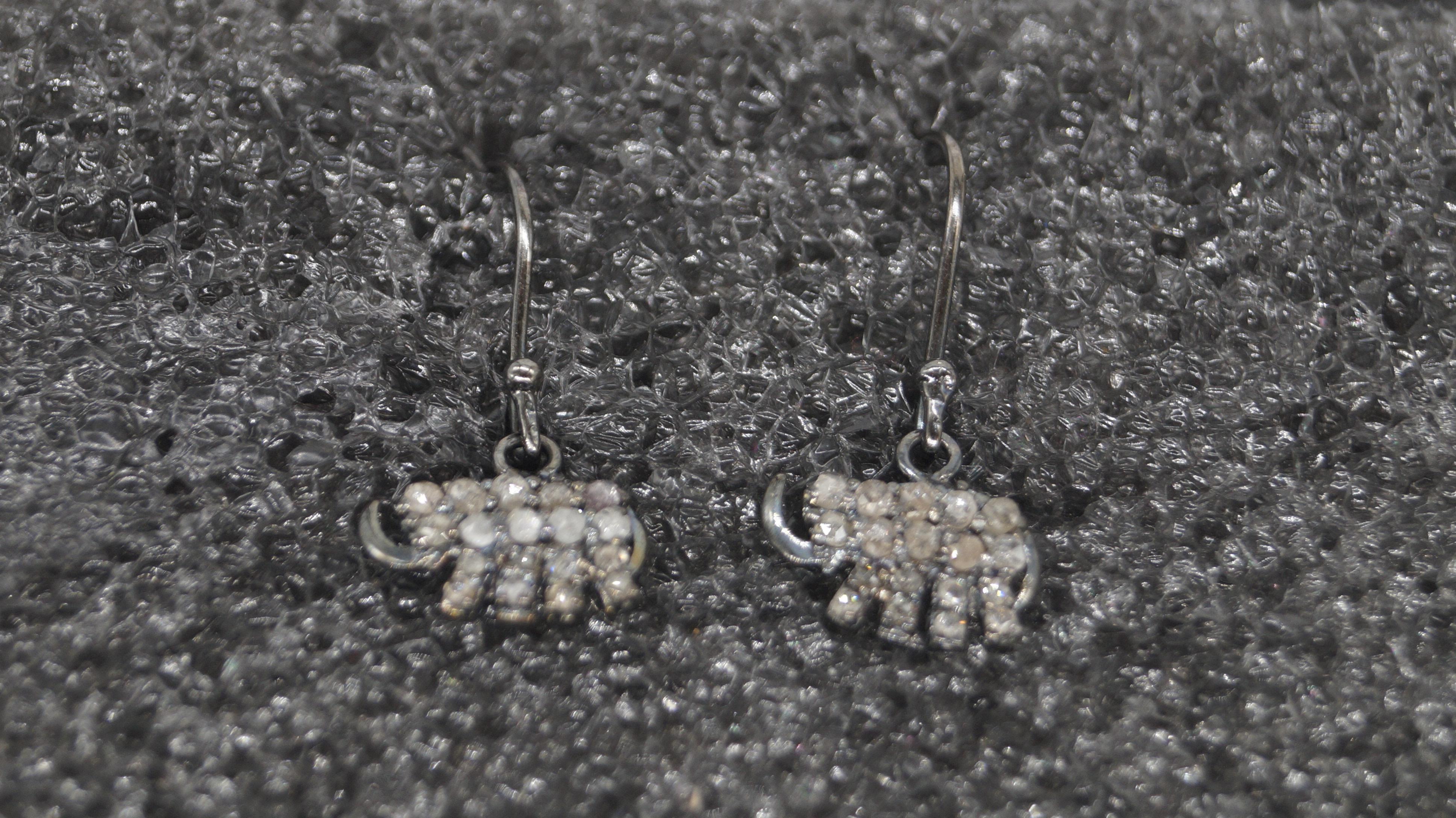 Vintage Natural diamonds elephant sterling silver wire post dangler earrings In New Condition For Sale In Delhi, DL