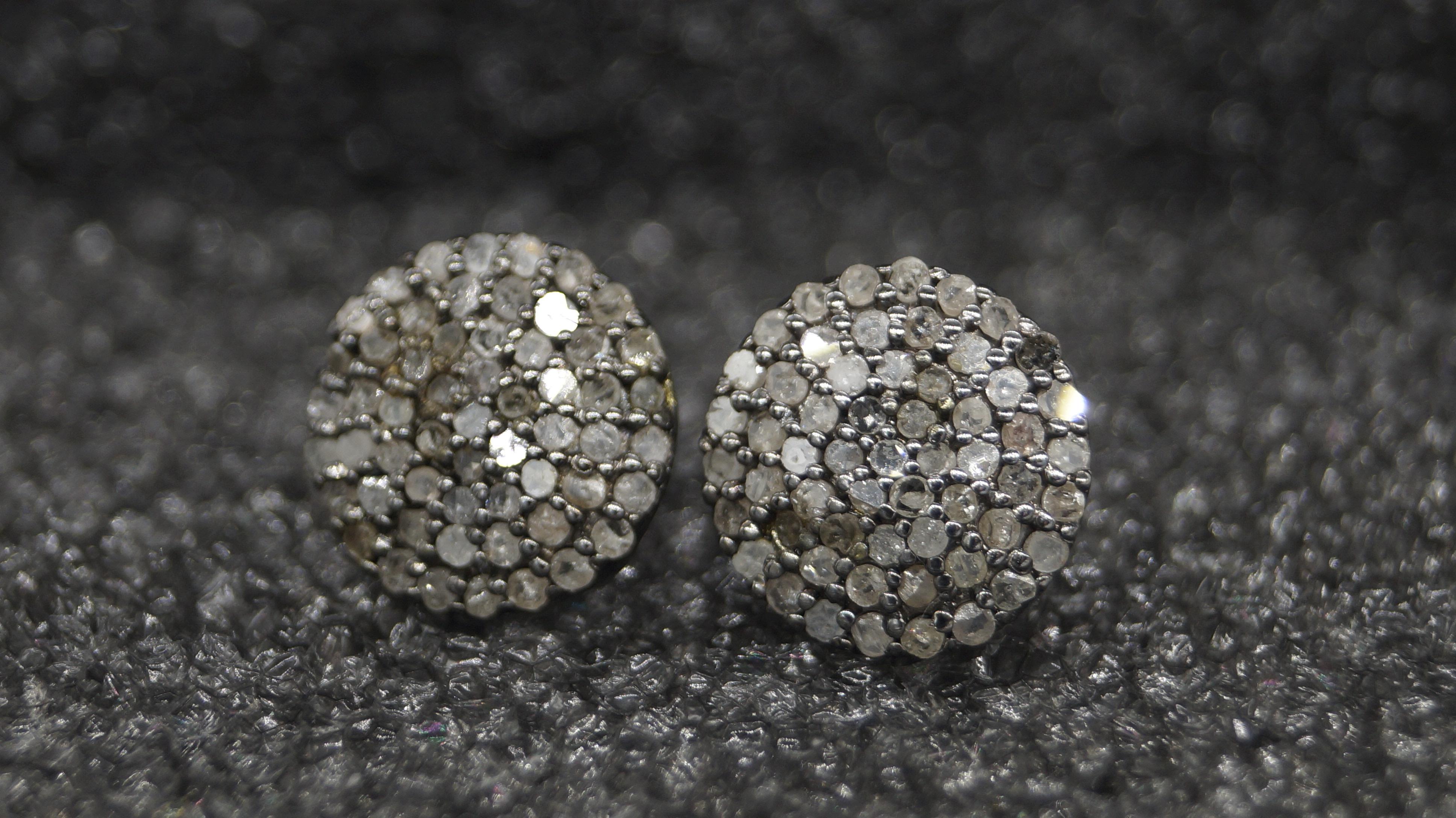 Vintage Natural diamonds salt and pepper disc sterling silver earrings studs In New Condition For Sale In Delhi, DL