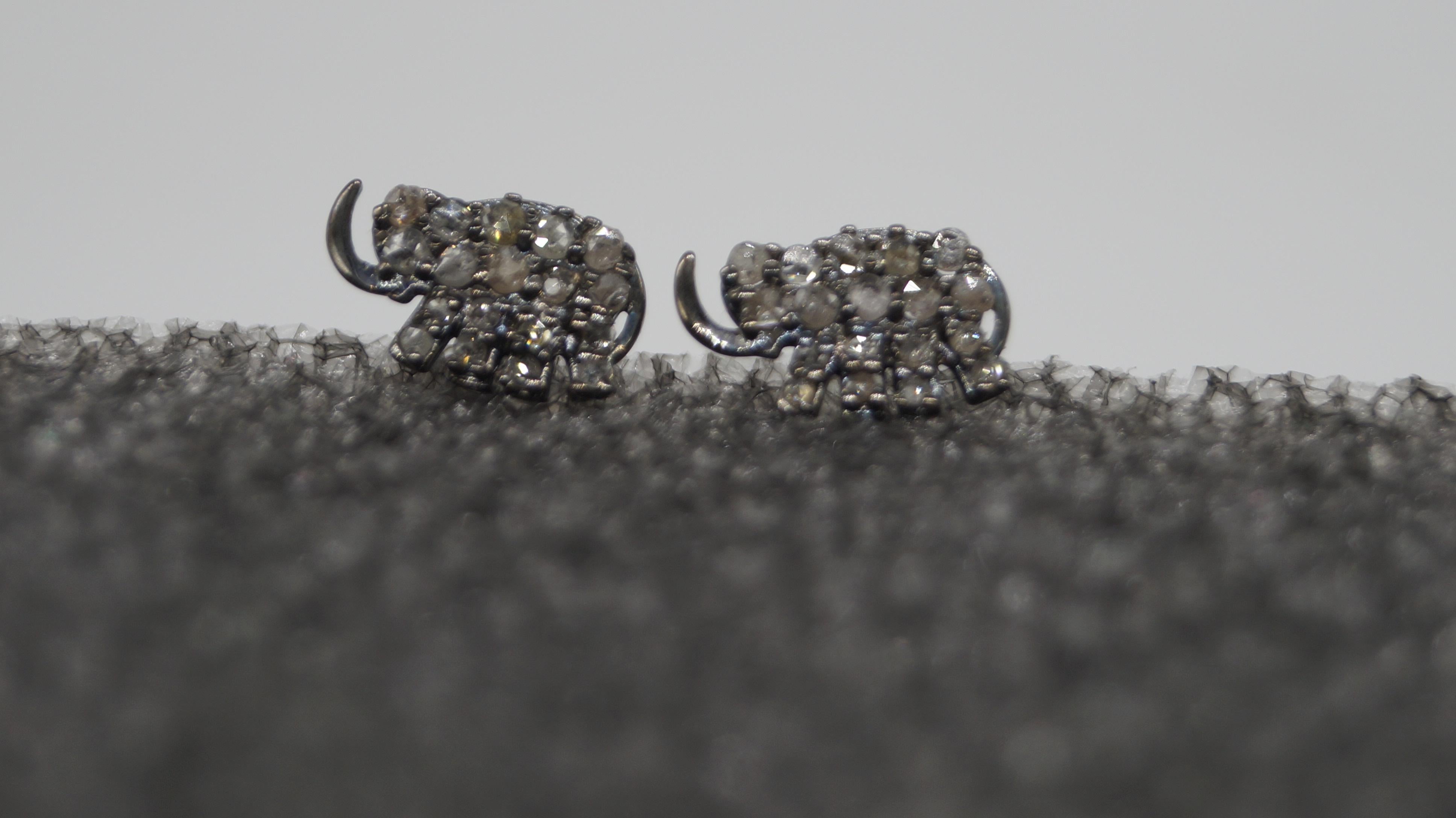 Vintage Natural diamonds salt and pepper elephant sterling silver earrings studs In New Condition For Sale In Delhi, DL