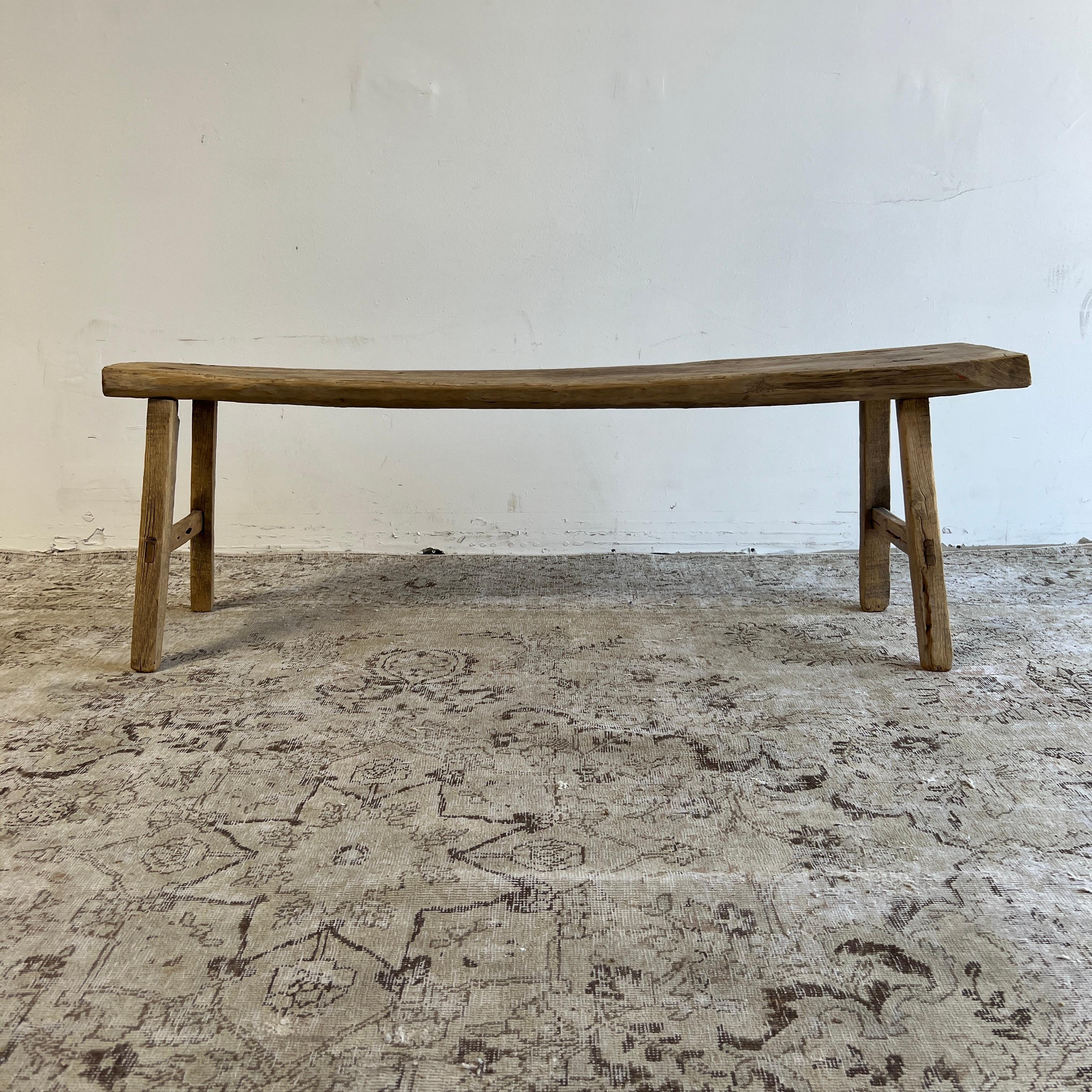Panchina vintage in legno di olmo antico
La panca curva naturale è un pezzo unico per il tuo spazio.
Queste sono le vere panche vintage in legno di olmo! Con una bella patina antica, dovuta agli agenti atmosferici e all'età, questi oggetti sono