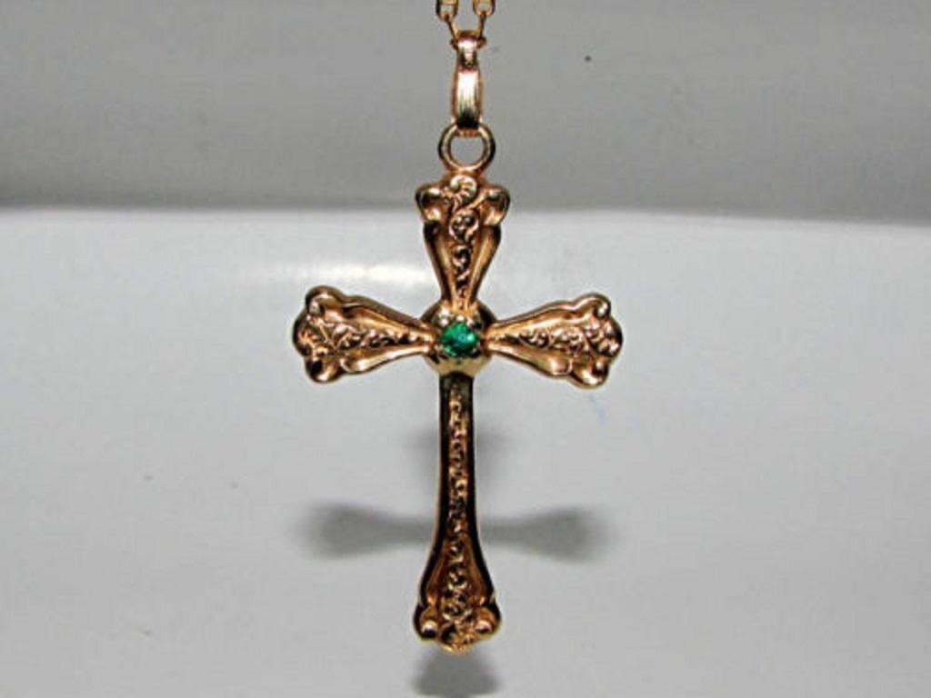 Vintage Natural Emerald Cross Pendant 14 Karat In Excellent Condition In New York, NY