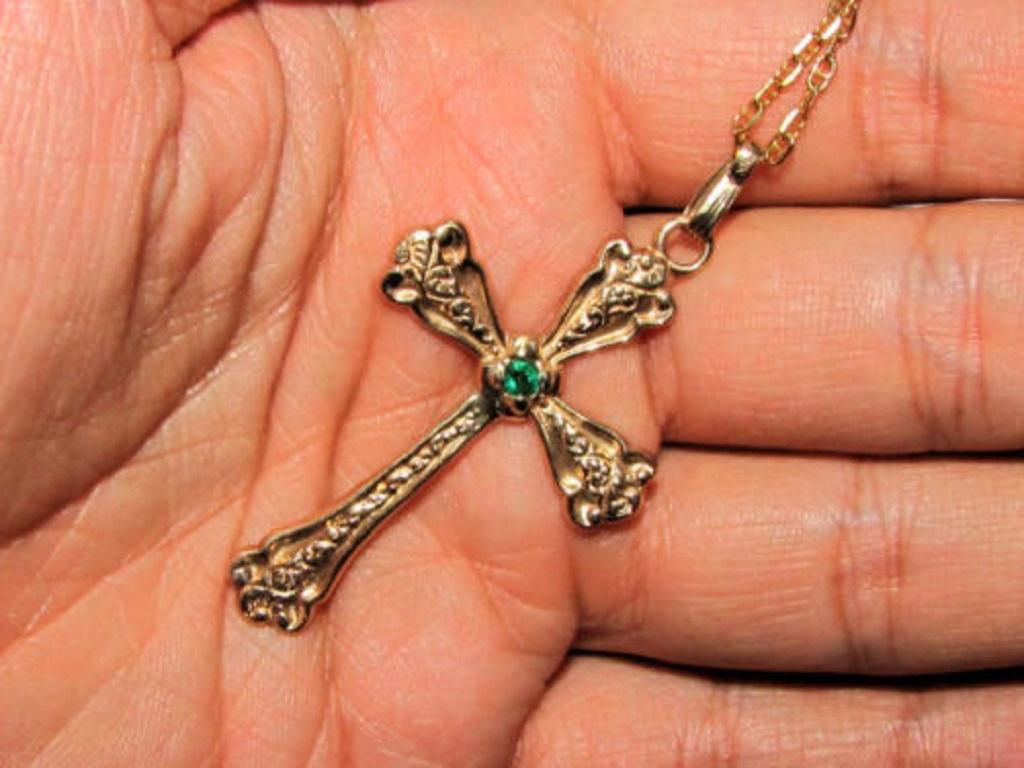 Vintage Natural Emerald Cross Pendant 14 Karat In Excellent Condition For Sale In New York, NY