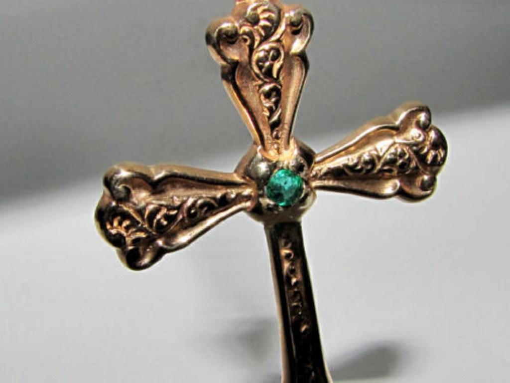 Vintage Natural Emerald Cross Pendant 14 Karat For Sale 1
